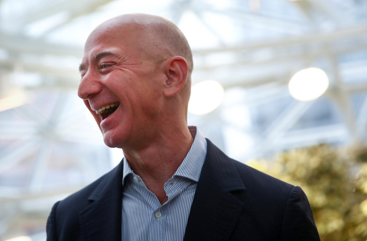 Ist mit einem geschätzten Vermögen von rund 188 Milliarden Dollar derzeit der reichste Mensch der Welt: Amazon-Chef Jeff Bezos. (Archivbild)
