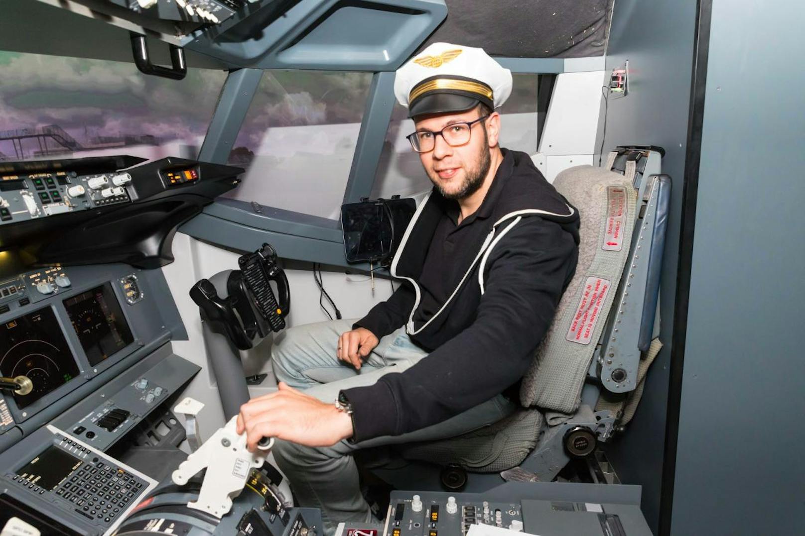 Pilot Michael Prieschl nimmt im Cockpit Platz.