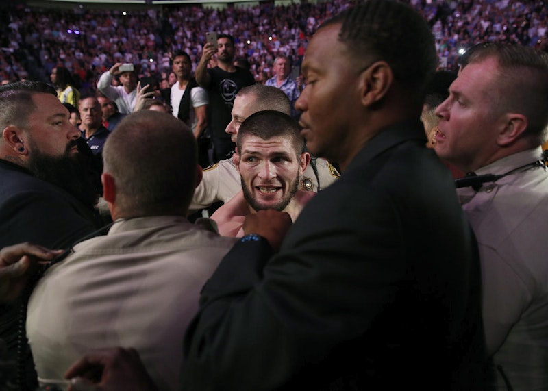 Anschließend kam es zum Eklat. Khabib sprang über den Zaun und direkt ins Publikum.