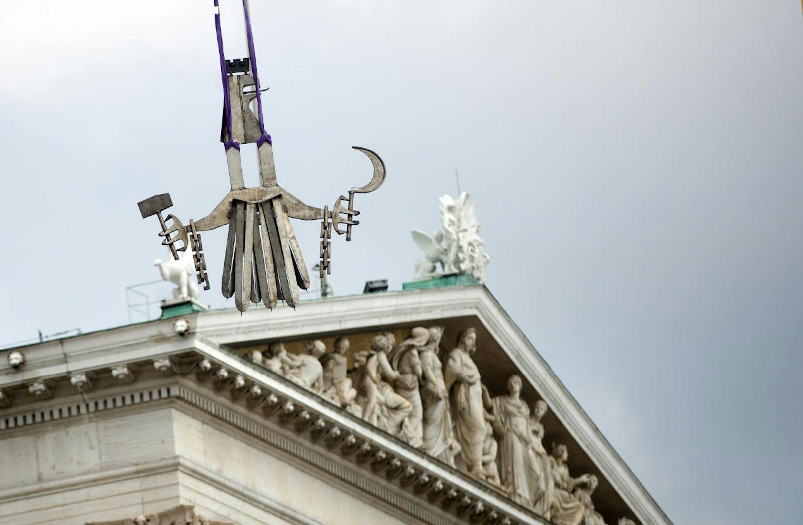Abtransport des Wappenadlers am Mittwoch, 13. Juni 2018, im Nationalratssitzungssaal im Parlament in Wien.