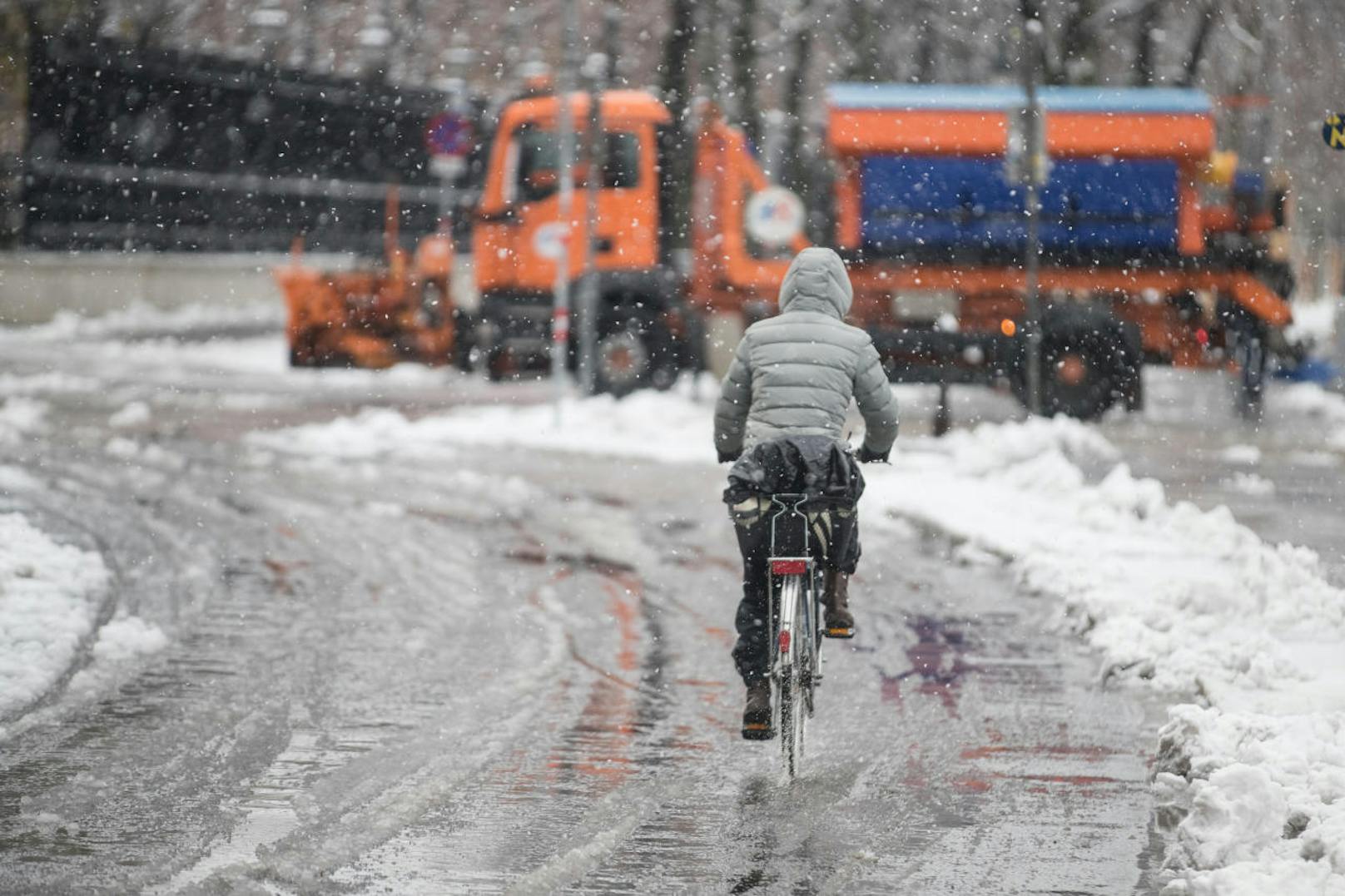 Erster Schneefall der Saison im Winter 2017 in Wien Ende November. Am Freitag (12. Jänner 2018) könnte es auch in der Bundeshauptstadt wieder schneien. <b>Mehr Infos: </b> <a href="https://www.heute.at/oesterreich/news/story/Wetter-oesterreich-KW2-2018-Schnee-Regen-Wien-Niederoesterreich-42779030" target="_blank">Jetzt kommt der Schnee bis nach Wien</a>