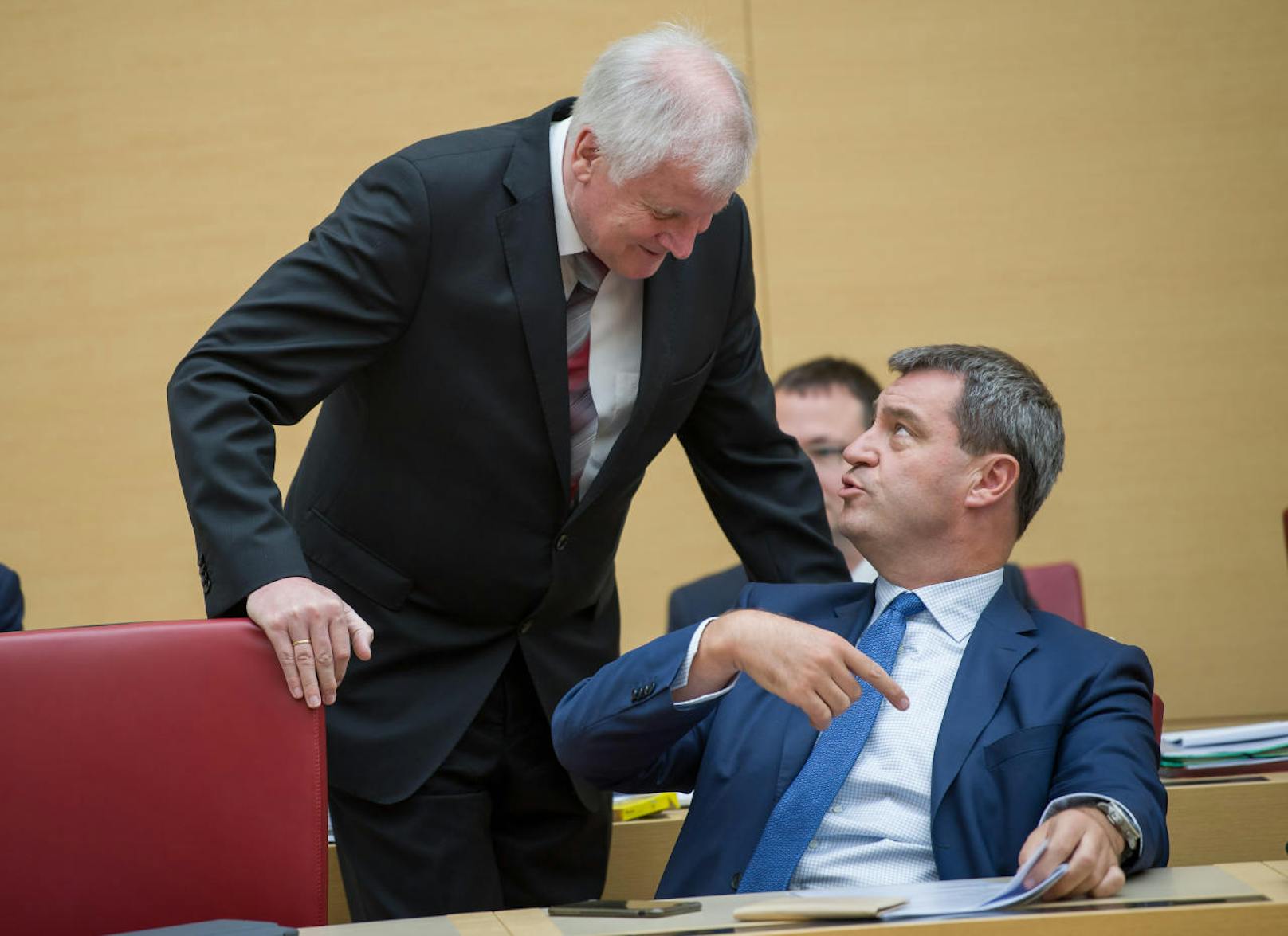 Der bayerische Finanzminister Markus Söder (r.) soll die Nachfolge von Seehofer antreten.