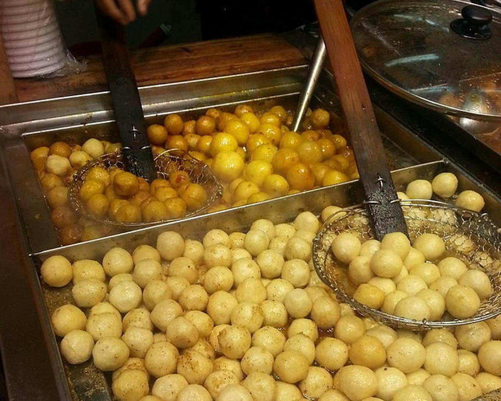 Fishballs sind der Inbegriff von Streetfood in der Stadt und an vielen Orten verfügbar. Die dunkleren Bällchen sind würzig und treiben einem Schweißperlen auf die Stirn.