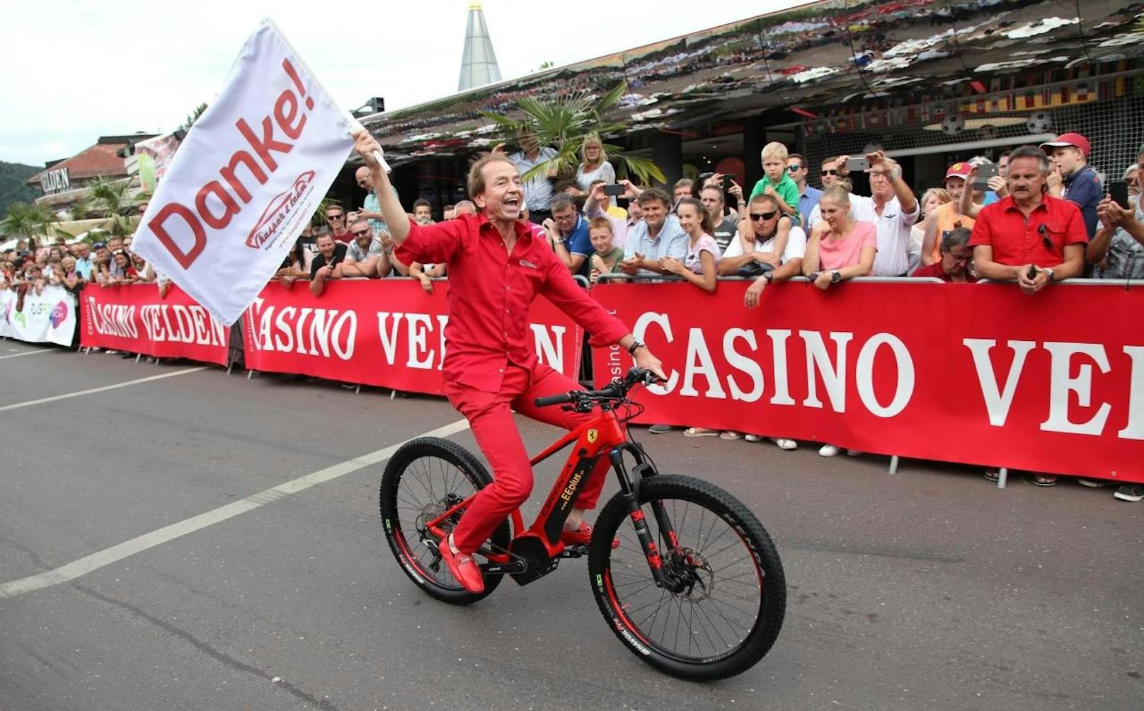 Heribert Kasper führte die Parade an und bedankte sich für 20 Jahre Sportwgentreffen bei den Fans - jedoch auf einem Ferrari-Bike und nicht im Sportflitzer