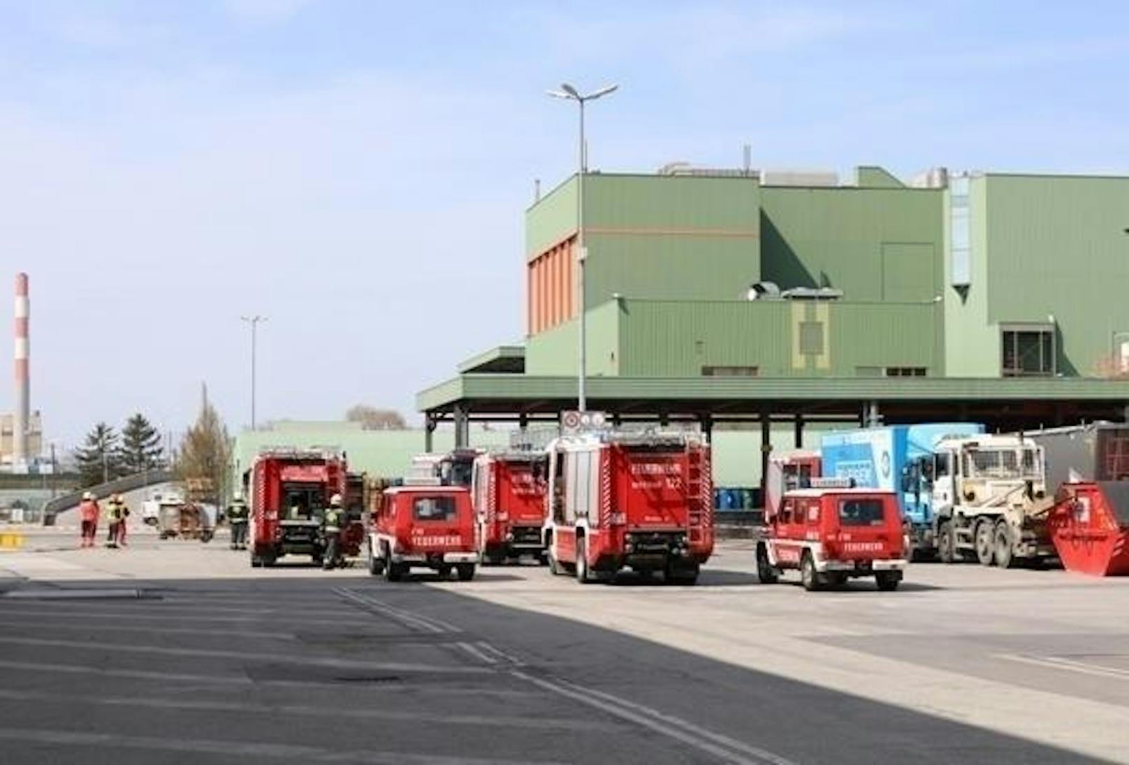 Bei "Wien Energie" kommt es derzeit zu einem Großeinsatz von Feuerwehr, Rettung und Polizei.