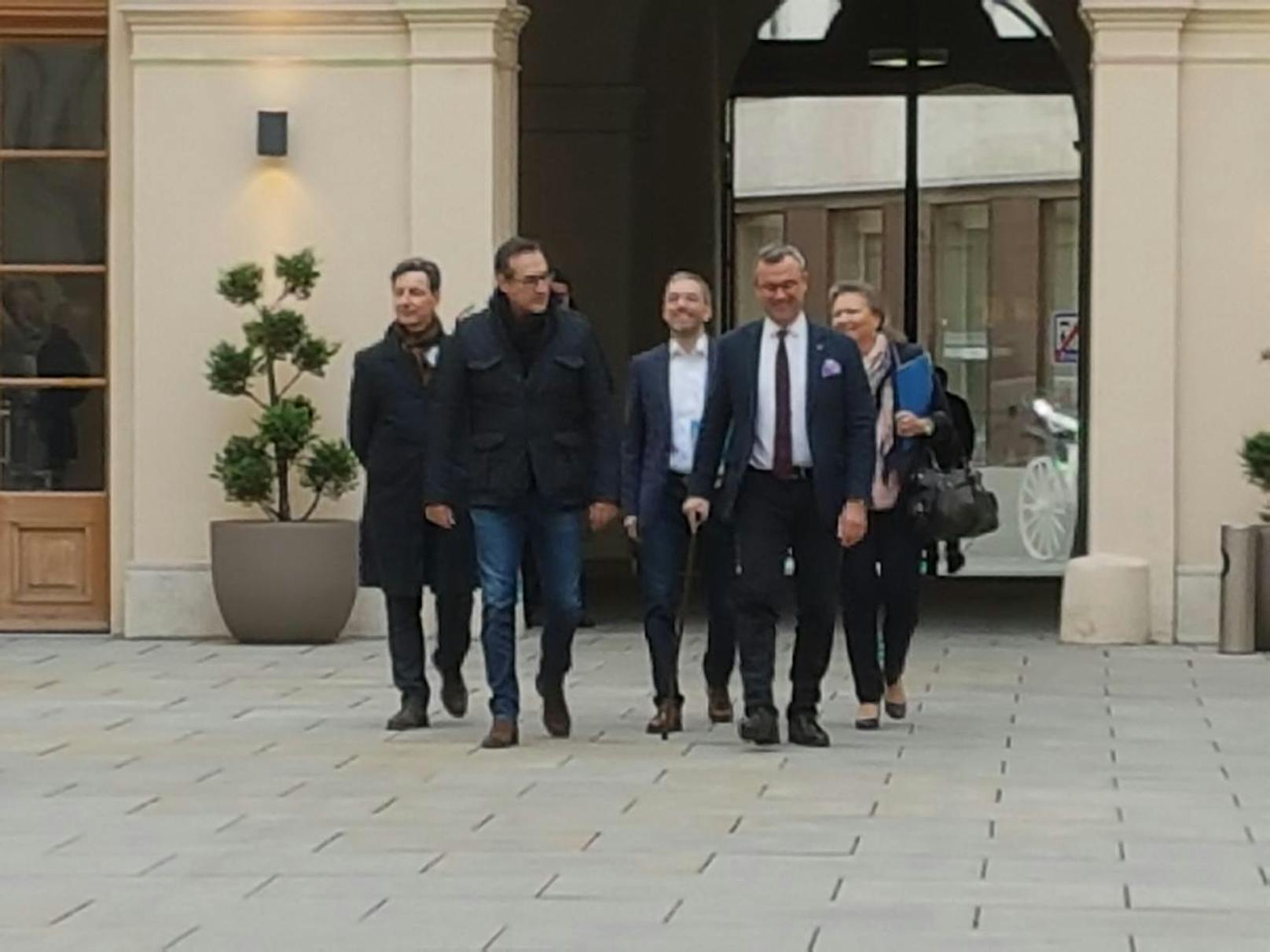 Die Ankunft der FPÖ-Delegation rund um Parteichef Heiz-Christian Strache (M.)