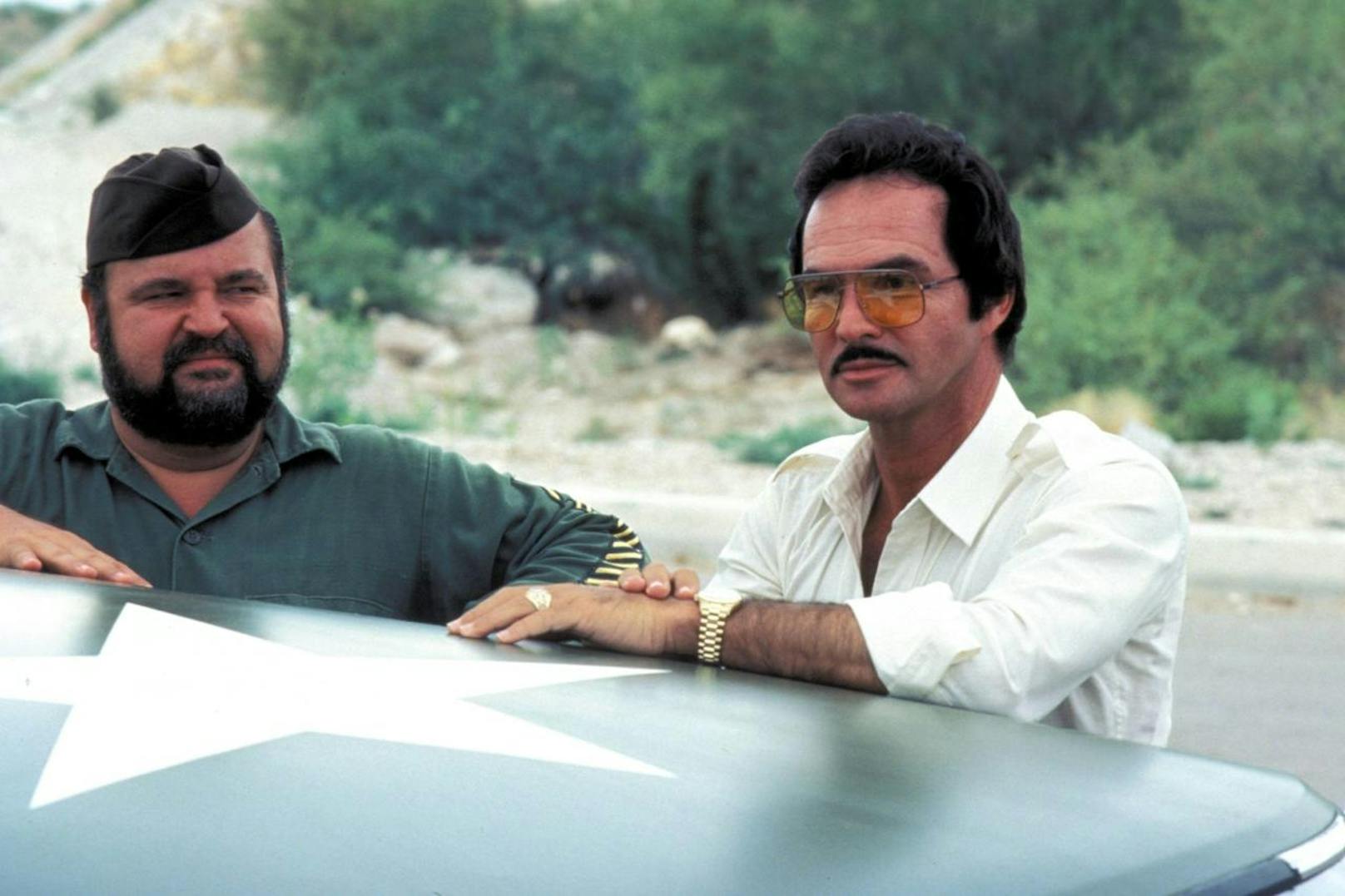 Burt Reynolds als J J McClure und Dom DeLuise als Captain Chaos in "Auf dem Highway ist die Hölle los".