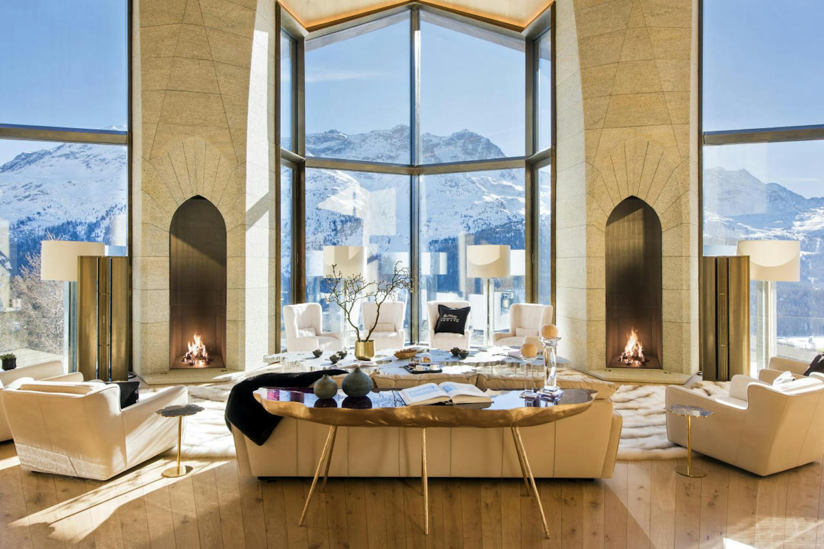 Die elf Meter hohen Fenster im Eingangsbereich bieten einen fantastischen Blick auf die Alpen.