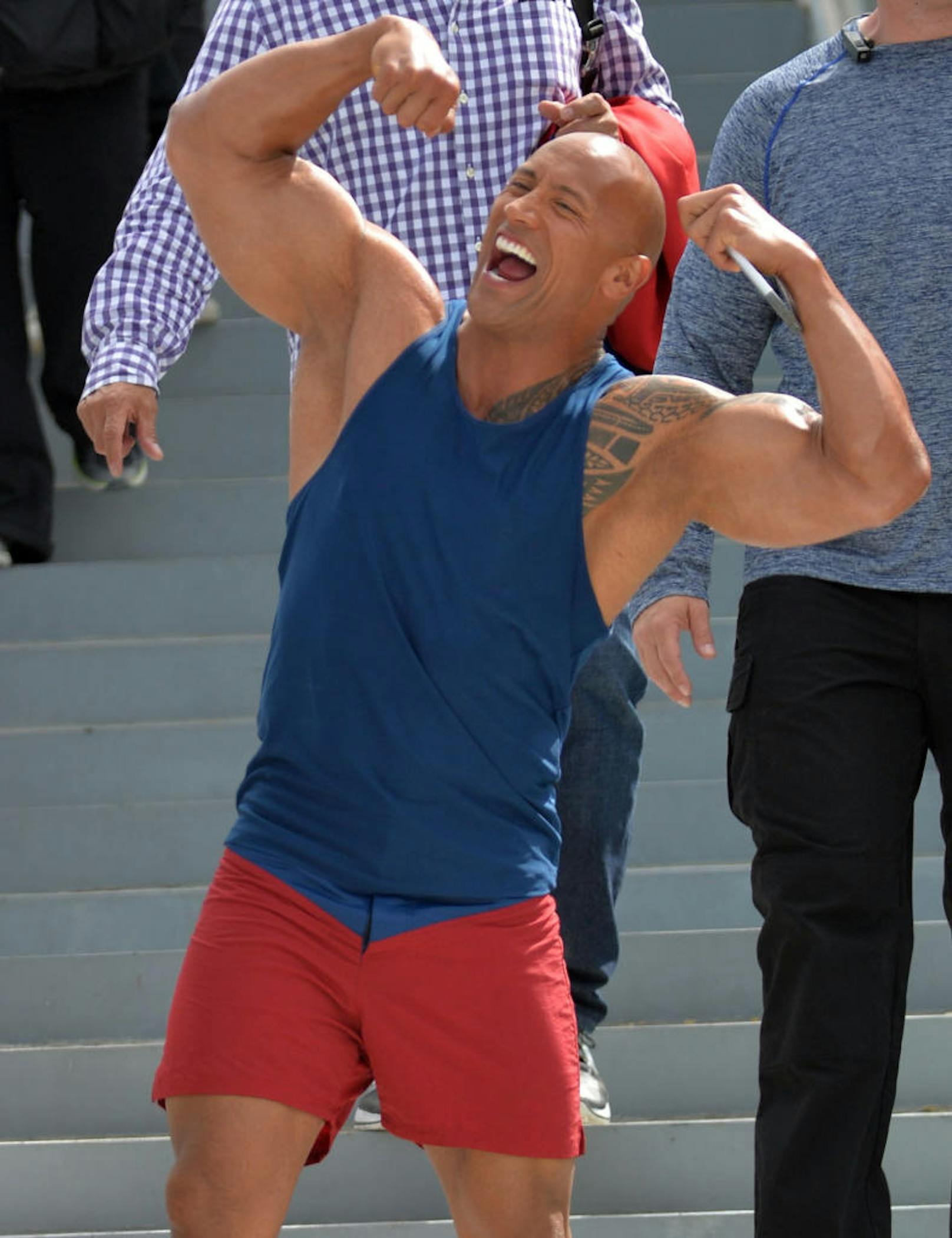 Dwayne "The Rock" Johnson lässt für die Paparazzi seine Muskeln spielen - den Bauch bedeckt er zwar, aber für diese Oberarme machen wir eine Ausnahme!