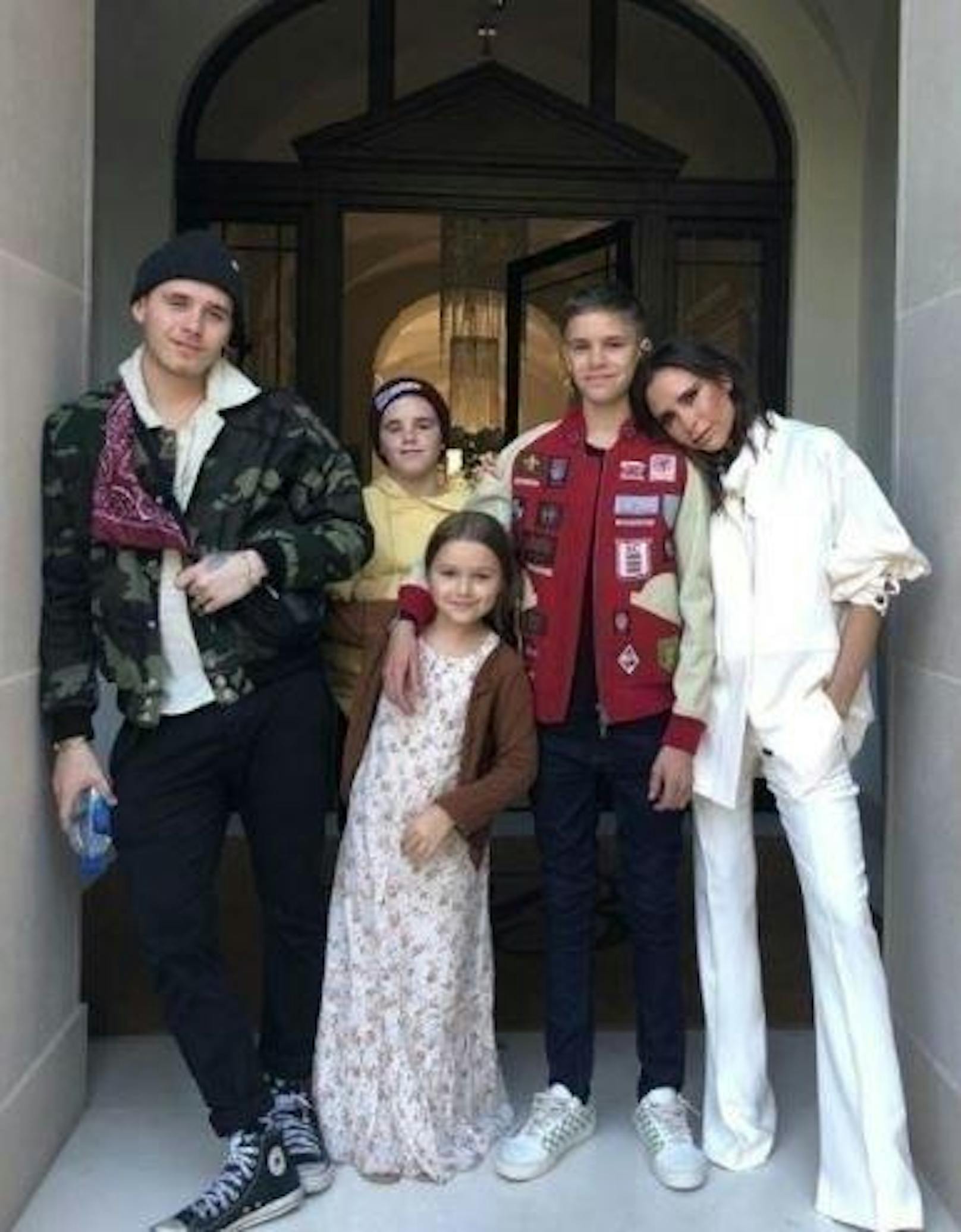 17.04.2018: Am Dienstag wurde Victoria Beckham 44 Jahre alt. Zur Feier des Tages gab's ein Familienfoto mit ihren vier Kids Brooklyn, Romeo, Cruz und Harper (v.). Hinter der Kamera stand ihr Ehemann David Beckham.