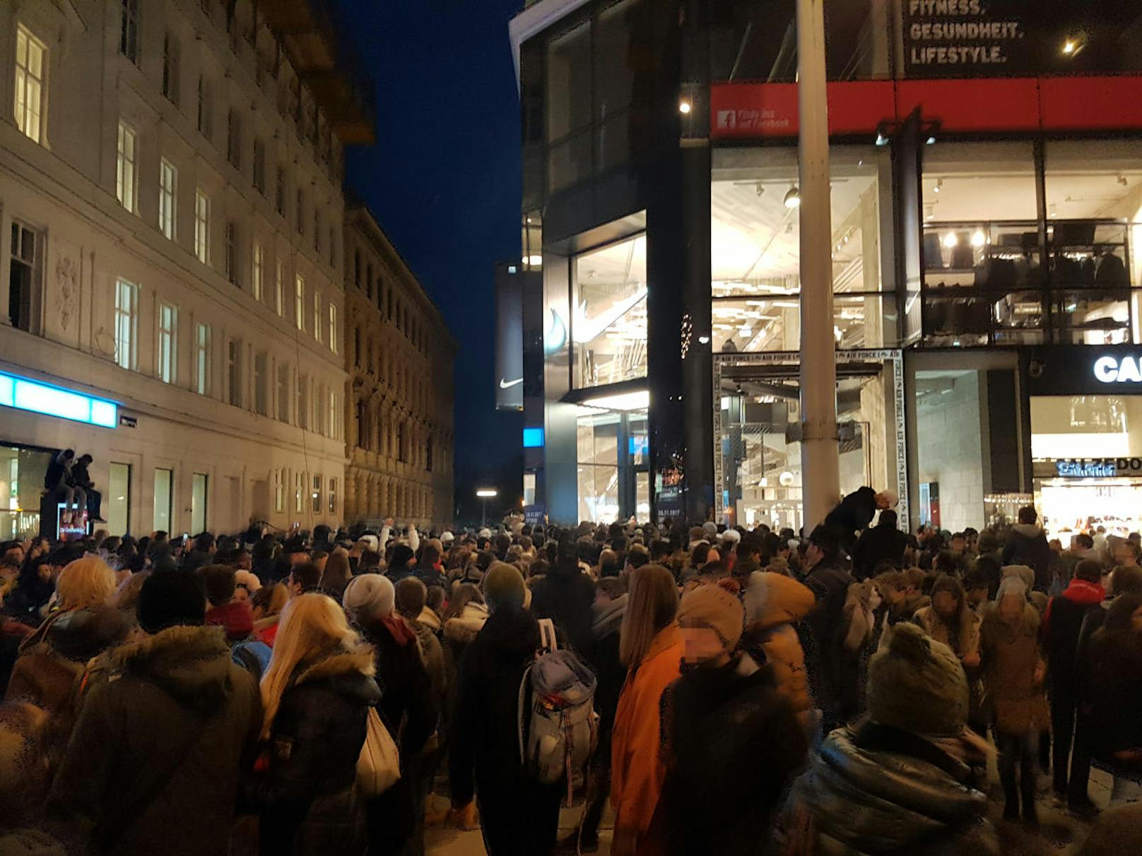 Ein Massenandrang legte am Samstag beinahe die Mariahilfer Straße vor dem neu eröffneten Nike-Store lahm.