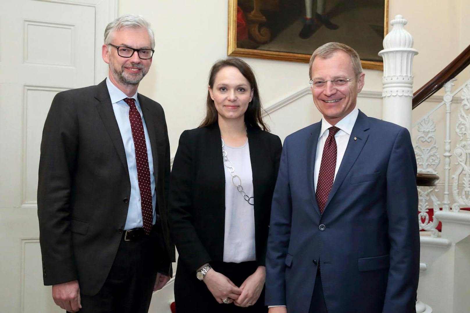 LH-Stv. Michael Strugl und Thomas Stelzer mit Chargé d'Affaires a.i. Katharina Kastner. Die gebürtige Linzerin leitet derzeit die Botschaft in London.