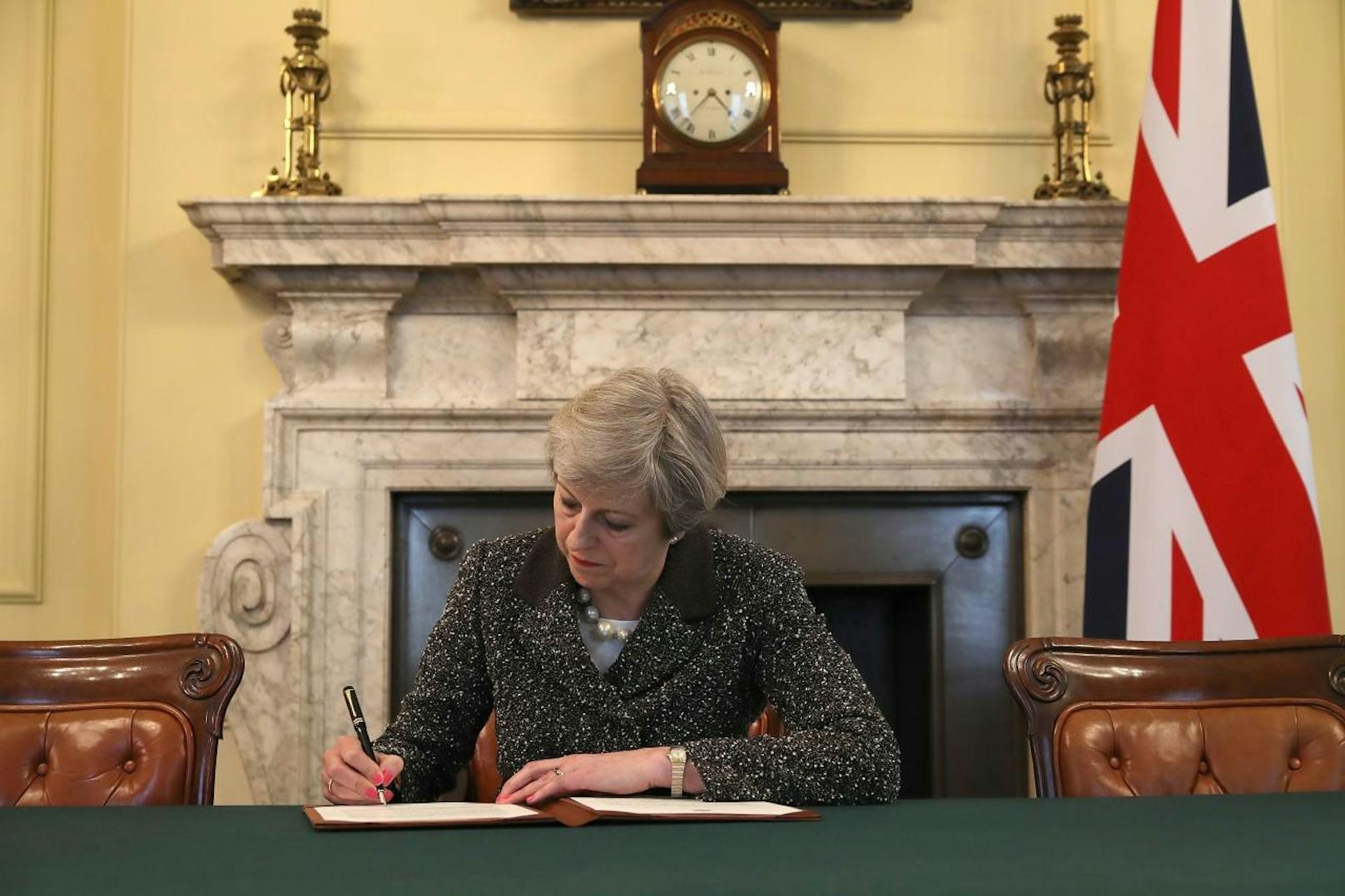 <b>28. März 2017:</b> <b>Großbritannien sagt offiziell Bye-Bye</b>, Premierministerin Theresa May bei der Unterzeichnung der Brexit-Erklärung nach Artikel 50. Um 13.30 Uhr übergab der britische EU-Botschafter Tim Barrow den Austritts-Antrag an EU-Ratspräsident Donald Tusk. Der Austrittsprozess wird uns mindestens noch bis 2019 beschäftigen. 

<b>Mehr Infos: </b> <a href="https://www.heute.at/welt/news/story/Theresa-May-verkuendete-offiziell-den-Brexit-15865948" target="_blank">Theresa May verkündete offiziell den Brexit</a>