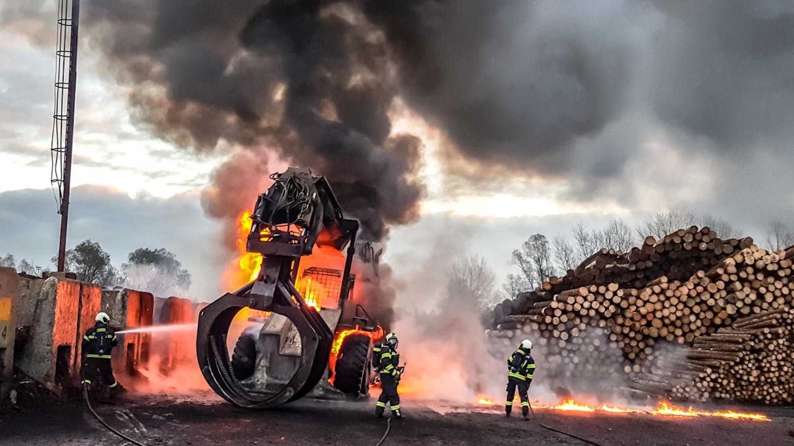 Der Radlader wurde durch die Flammen völlig zerstört.