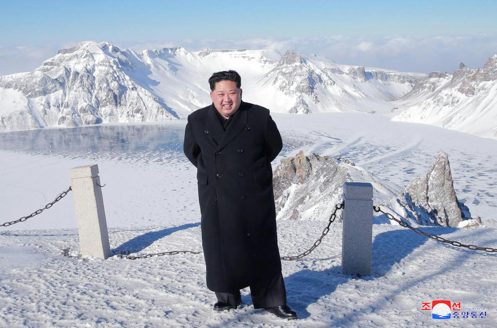 Am Samstag veröffentlichte Bilder zeigen Nordkoreas Diktator Kim Jong-un vor dem Himmelssee auf dem Gipfel des 2.500-Meter-Vulkans Paektusan. <a href="https://www.heute.at/welt/news/story/Nordkorea--Plant-Kim-Jong-Un-eine-Massenexekution--49378797" target="_blank">In der Vergangenheit folgte darauf immer ein Blutbad.</a>