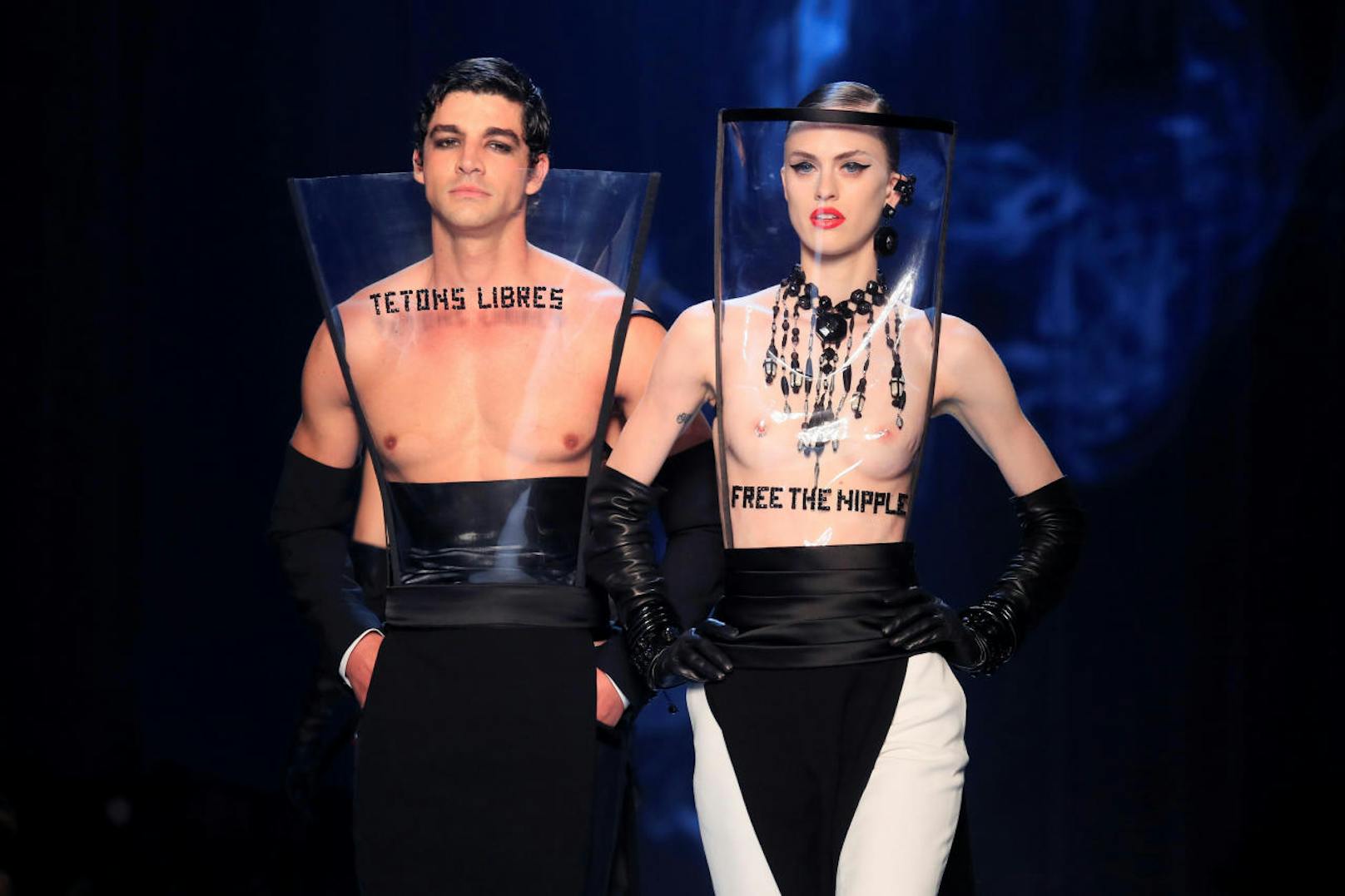 "Tetons Libres" oder auch "Free the Nipples", das wohl auffälligste Thema von Gaultiers Haute Couture Show in Paris.