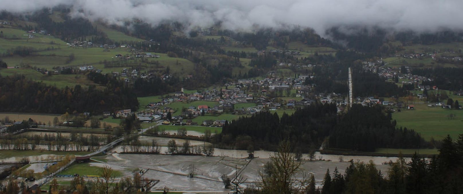 Das Bild der Webcam zeigt die aktuelle Lage in Dellach im Drautal ? das Landschaftsbild ist vom Hochwasser gezeichnet. (Quelle: Foto-Webcam.eu)