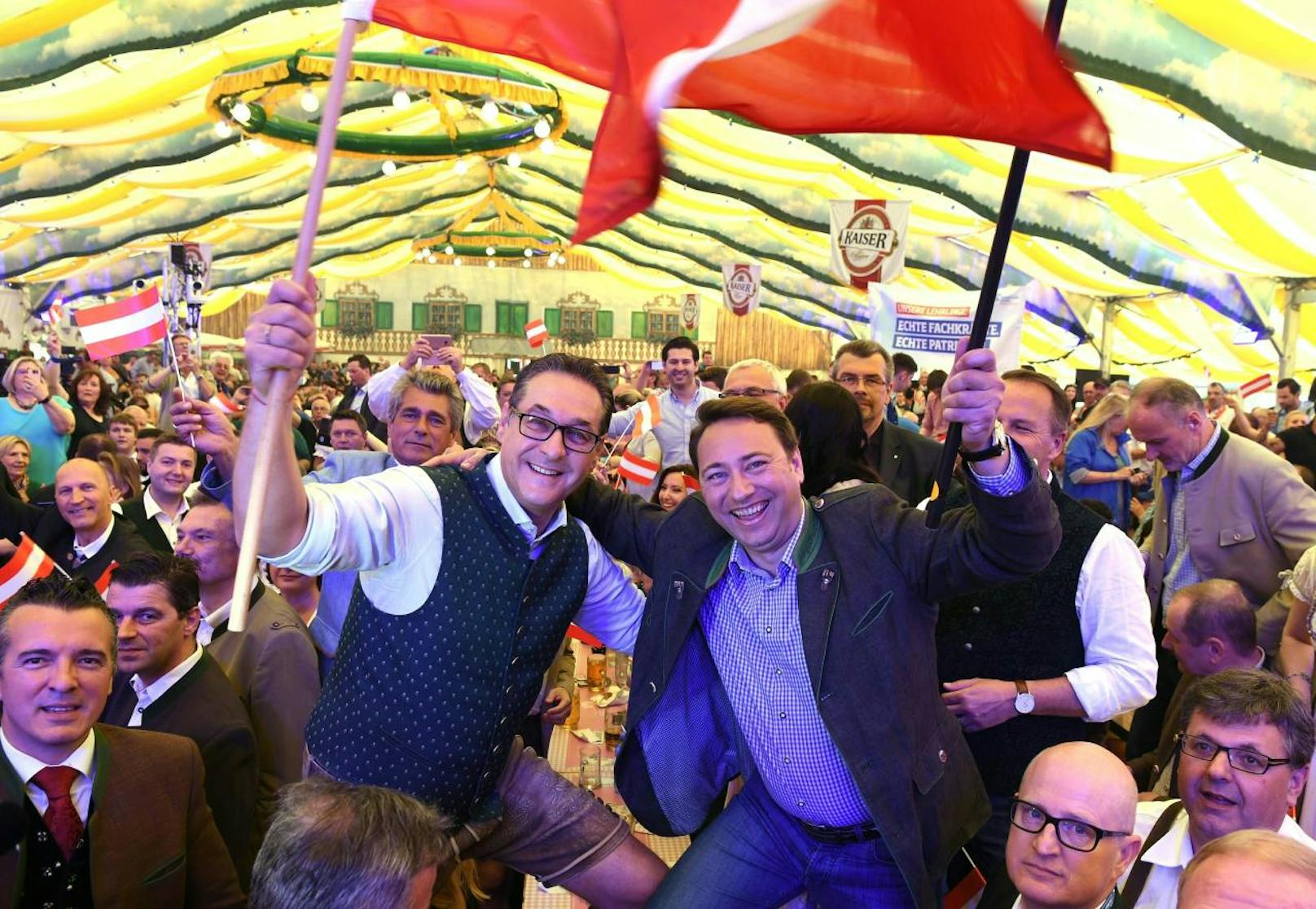 Strache und Landeshauptmann-Stv. Manfred Haimbuchner (FPÖ) zeigte sich anlässlich der 1. Mai-Kundgebung der FPÖ in Linz gut gelaunt.