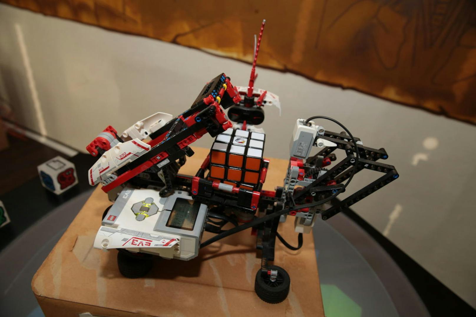 Manch einer ist schon am Rubik-Würfel verzweifelt. Der kleine Roboter aus Lego-Technik schafft das Rätsel in unter zwei Minuten.