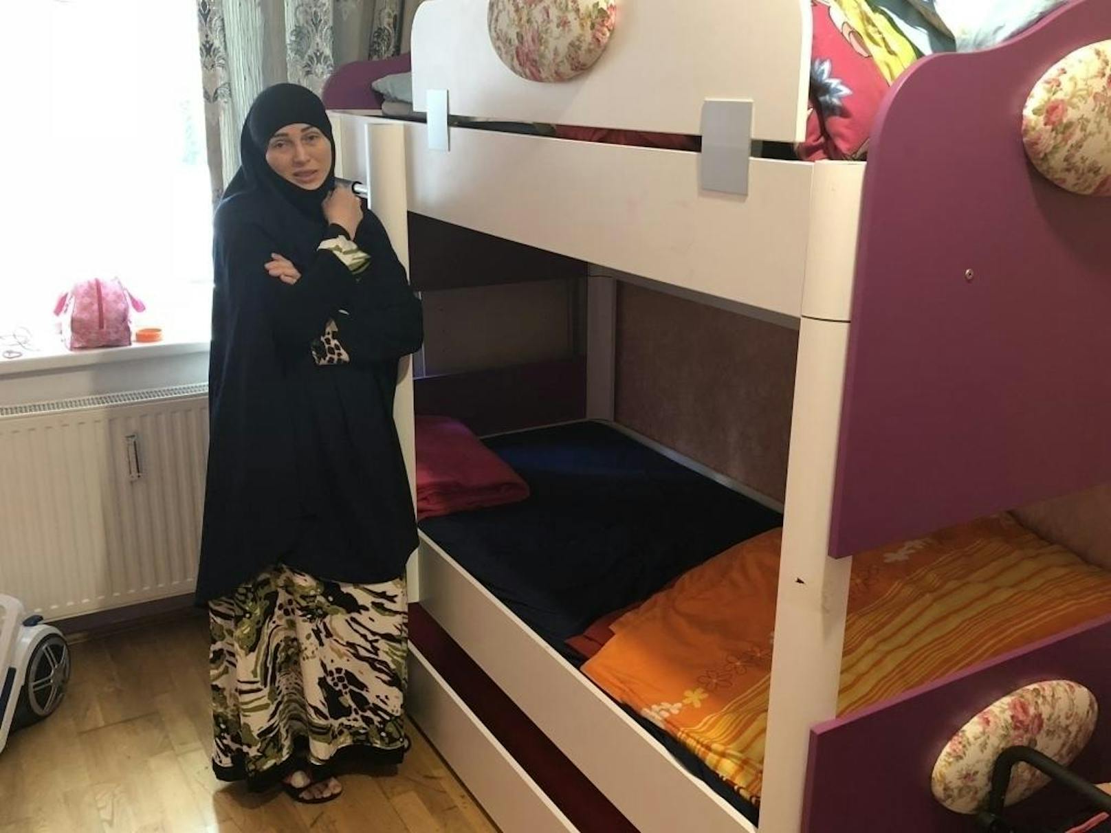 "Sie schlief unten": Mama Zarema zeigt das Kinderzimmer des Opfers - samt Stockbett.