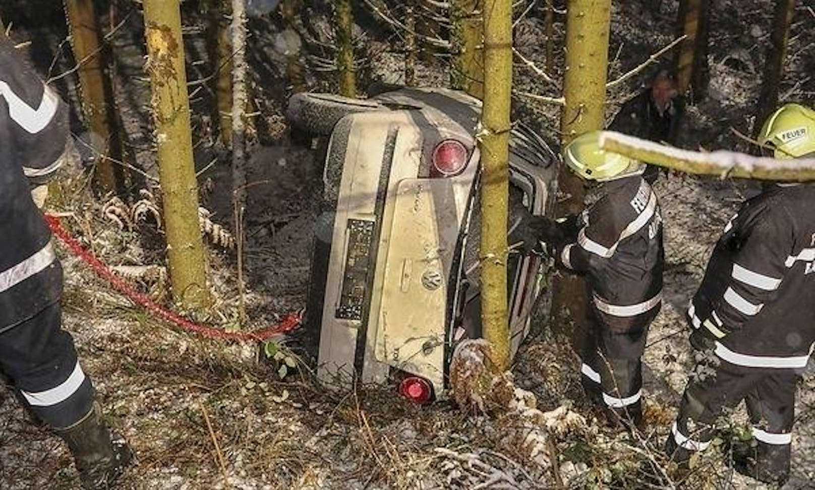 Ein VW Polo rutschte am Sonntag in Baumgarten bei Gnas von der Fahrbahn und blieb zwischen den Bäumen liegen. Der Fahrer blieb unverletzt.