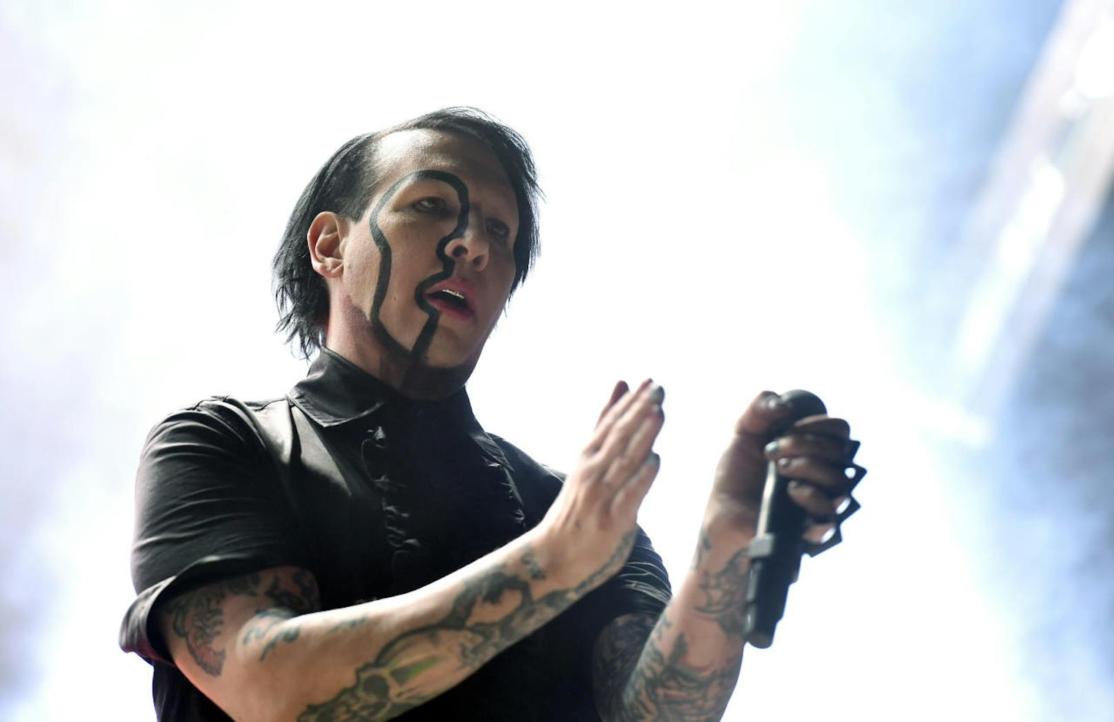 Sänger Marilyn Manson während eines Konzertes auf der "Blue Stage" im Rahmen des "Nova Rock 2018" Festivals am Donnerstag, 14. Juni 2018 im burgenländischen Nickelsdorf.