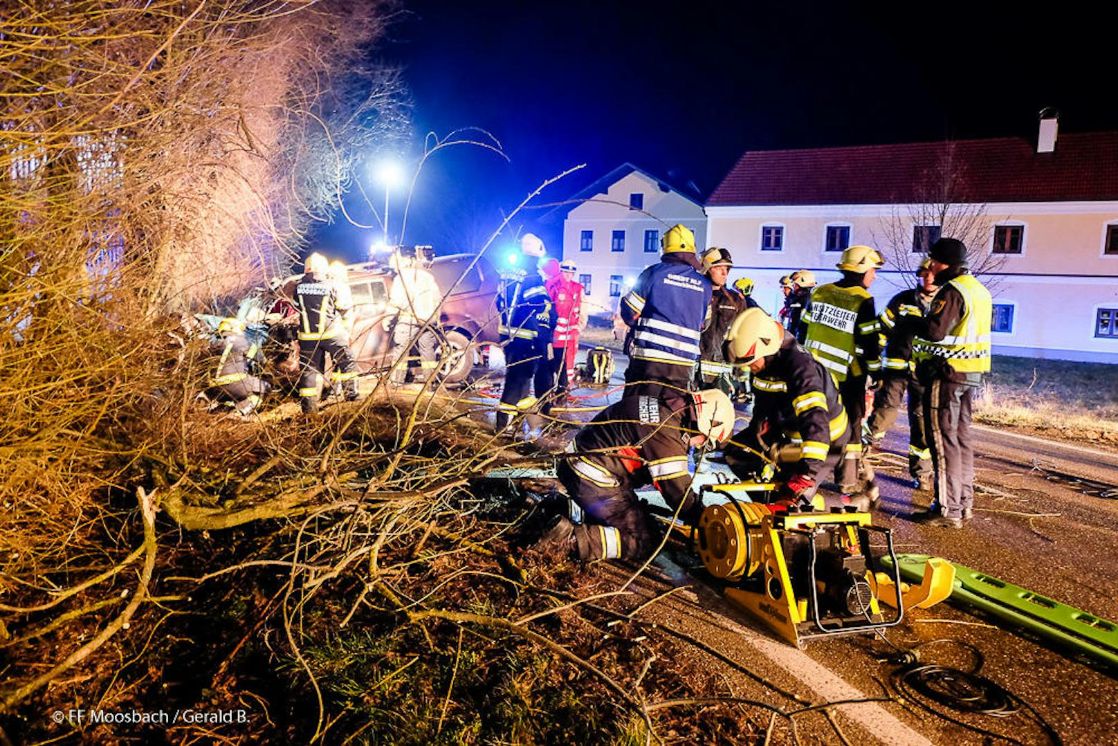 Am Pkw entstand Totalschaden. Die Einsatzkräfte der Feuerwehren Moosbach, Weng und Mauerkirchen kümmerten sich um die Aufräum- und Bergearbeiten.
