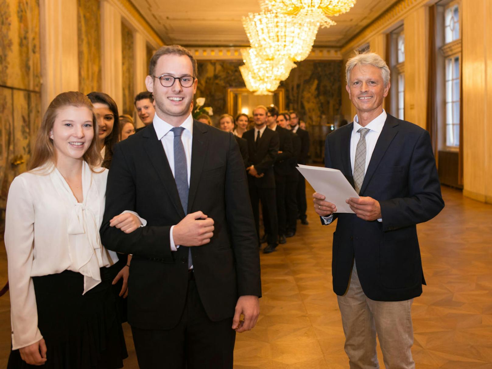Die Paare treten zur Walzer-Prüfung an: Staatsopern-Tenor Benedikt-Kobel fungiert auch als Jury Mitglied