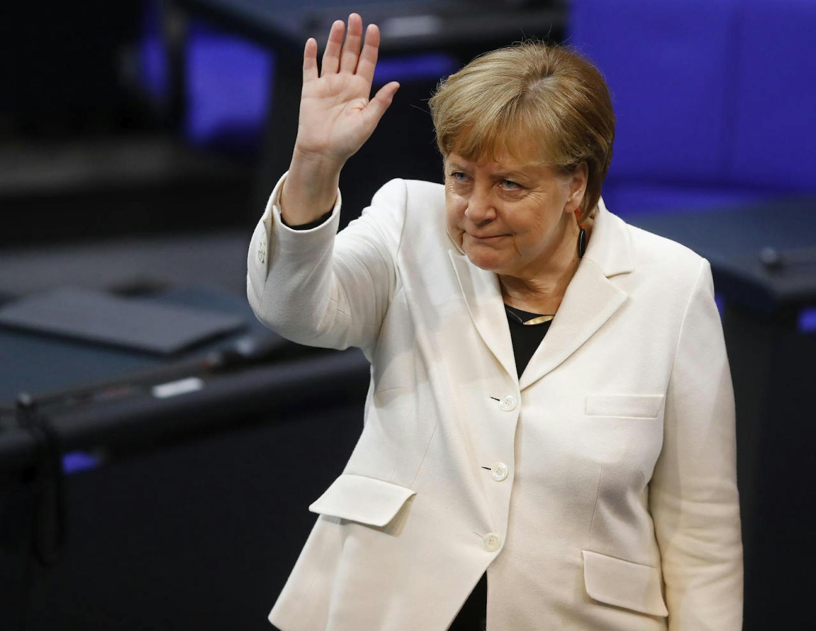Angela Merkel ist vor dem Reichstagsgebäude in Berlin eingetroffen.