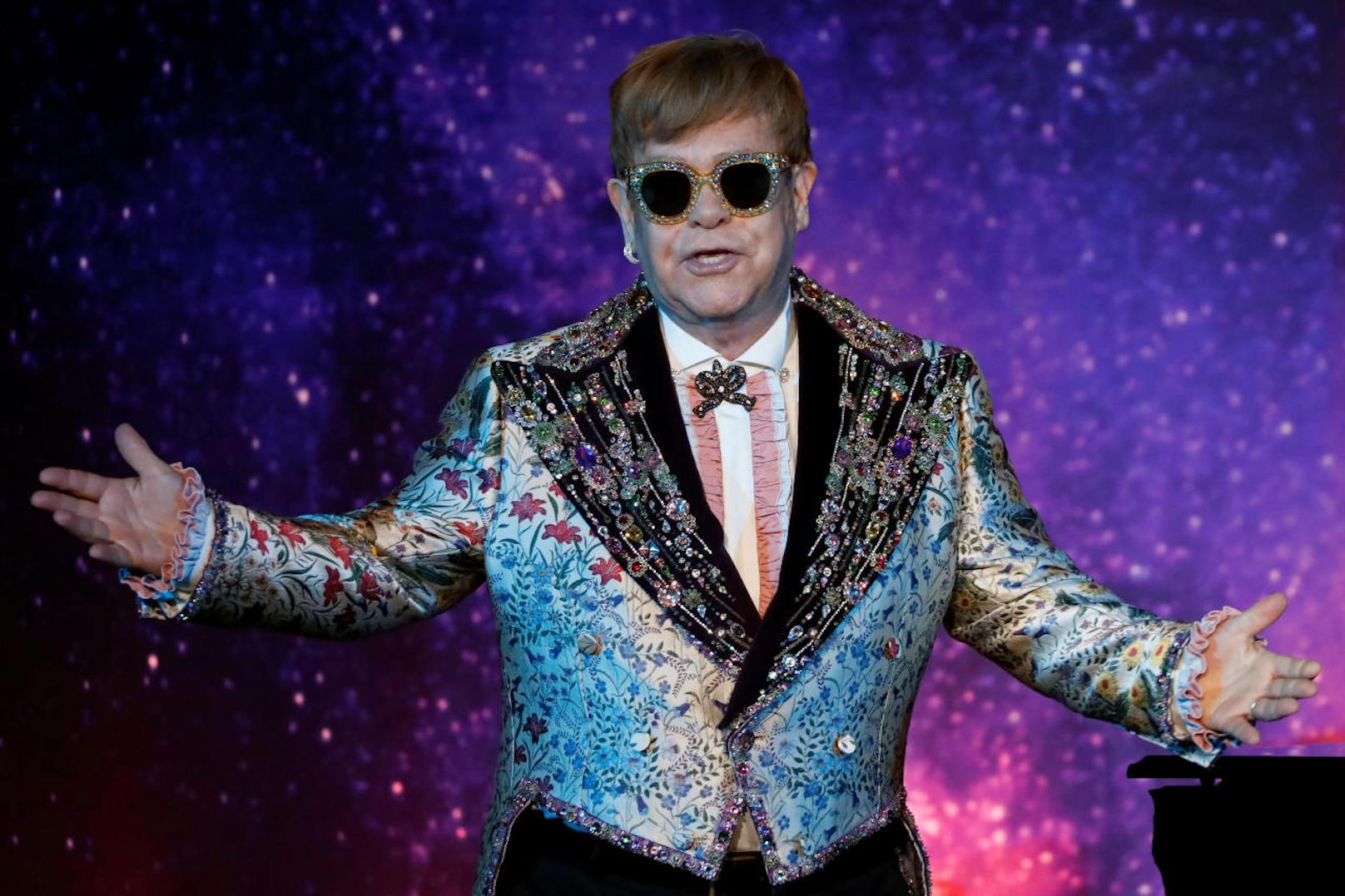Elton John meinte, er sei in einem Alter, wo er mehr Zeit für seine Kinder haben wolle. Deshalb sei nach der großen Tour Schluss.