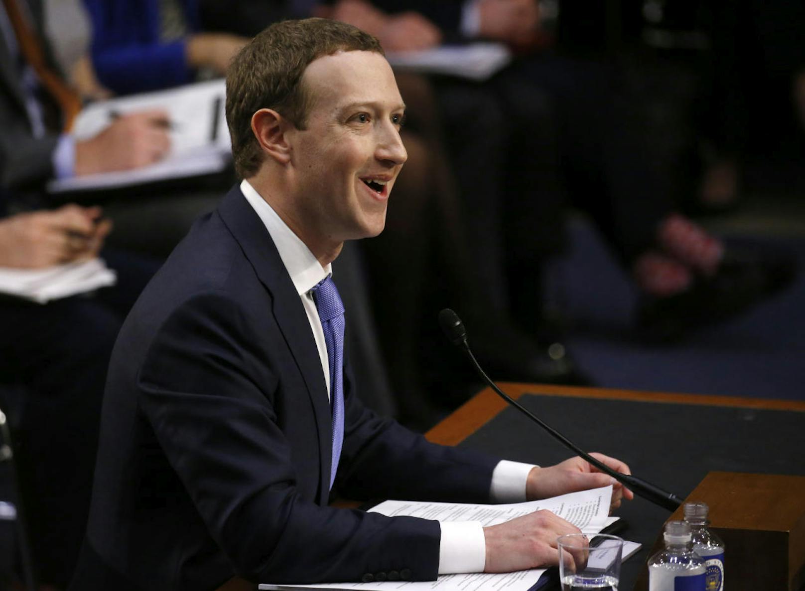 Vor dem US-Kongress hat sich Facebook-Chef Mark Zuckerberg für den Datenmissbrauch entschuldigt.