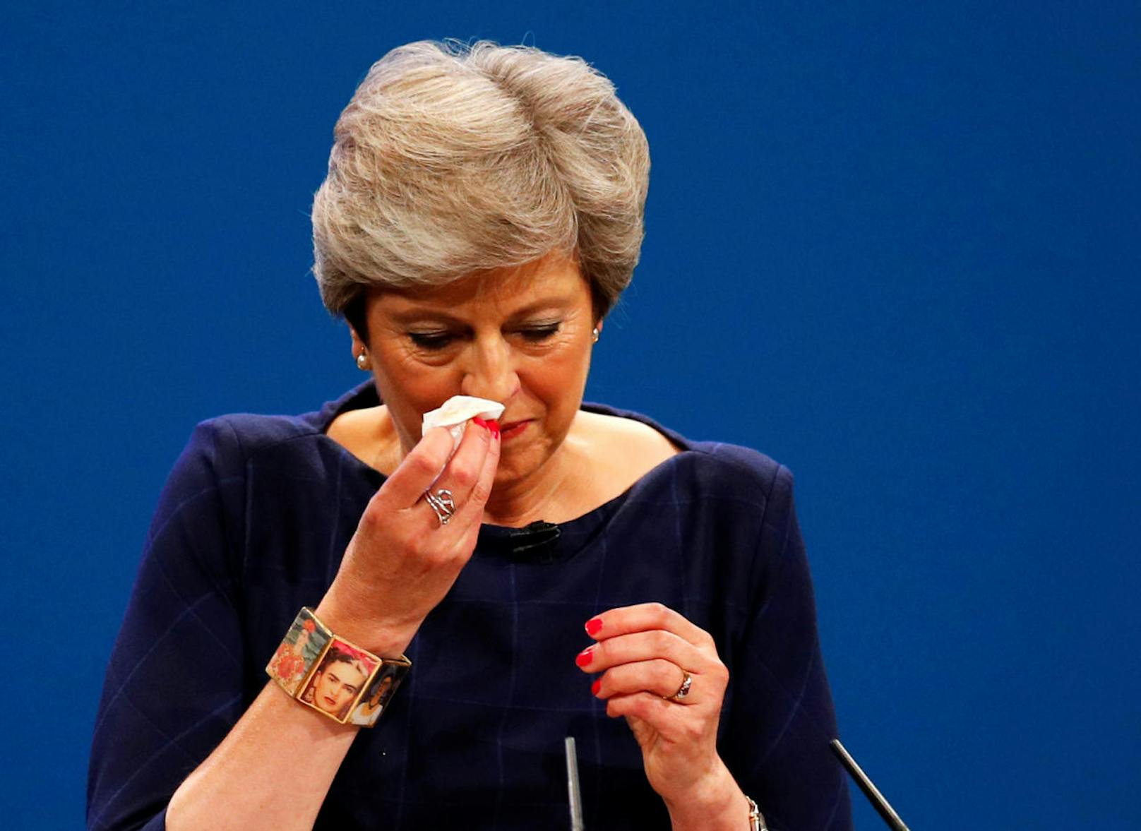 Bei dieser Rede lief für die britische Premierministerin Theresa May alles schief. Hustend und krächzend versuchte sie am Parteitag ihr Statement anzubringen.