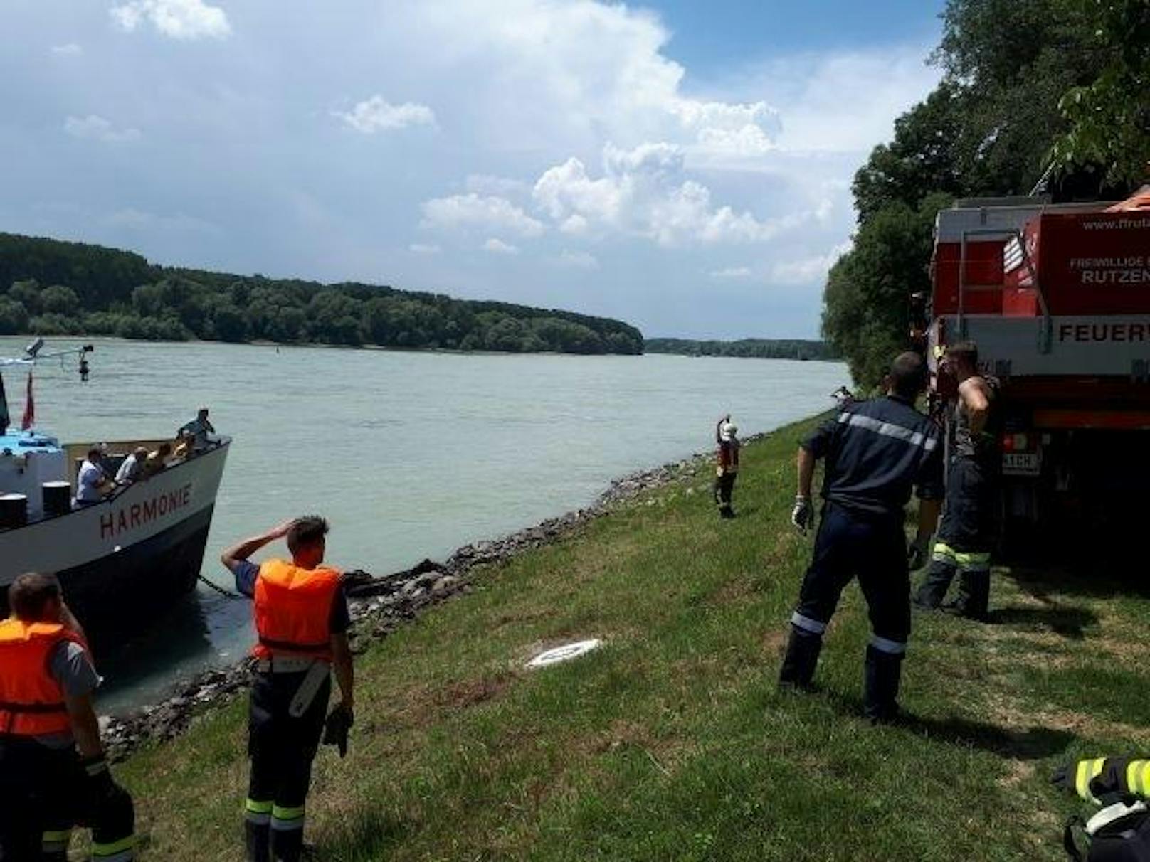 Ein Schiff dürfte seine Ankerkette in der Donau verloren haben, der Frachter "Harmonie" verfing sich und blieb hängen.