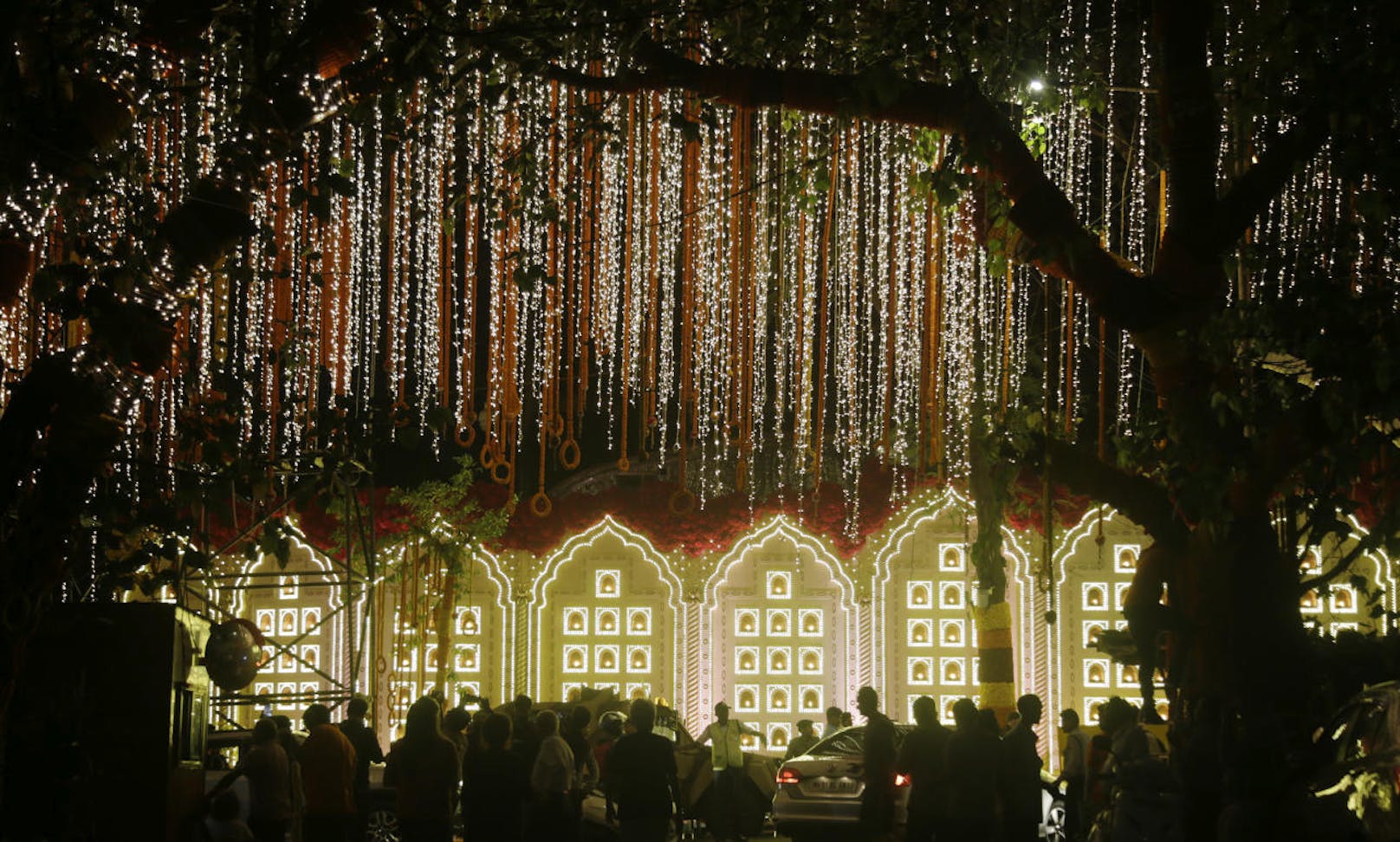 Der Vater der Braut, Petrochemie-Mogul Mukesh Ambani ließ seinen Wolkenkratzer in Mumbai aufputzen: Zigtausende Blumen und Lichterketten verwandelten die Straße der Großstadt in ein Märchenland