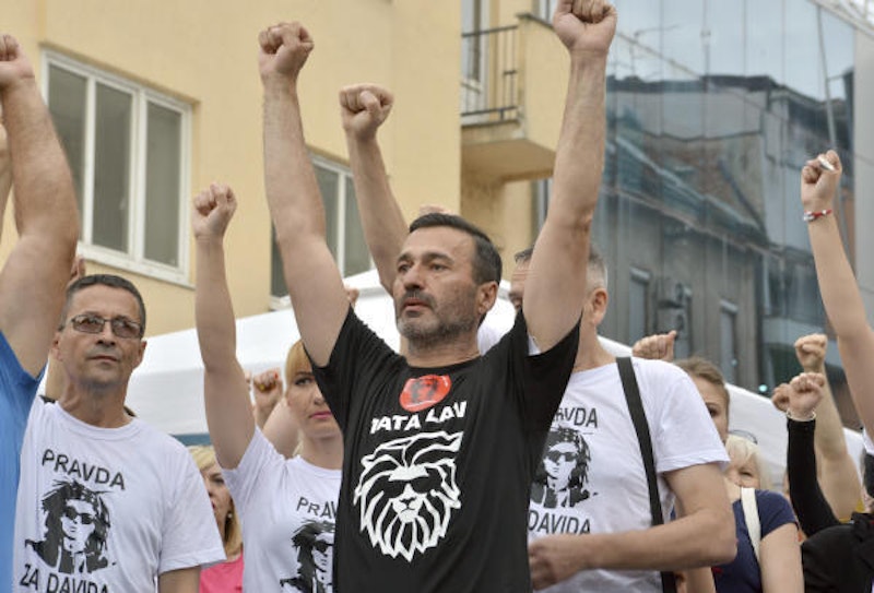 Davids Vater Davor Dragicevic will das nicht glauben und verlangte nach einem zweiten Autopsiebericht, der ihm rechtzugeben scheint. Die Leiche seines Sohnes wies Spuren von massiver Gewalt auf.