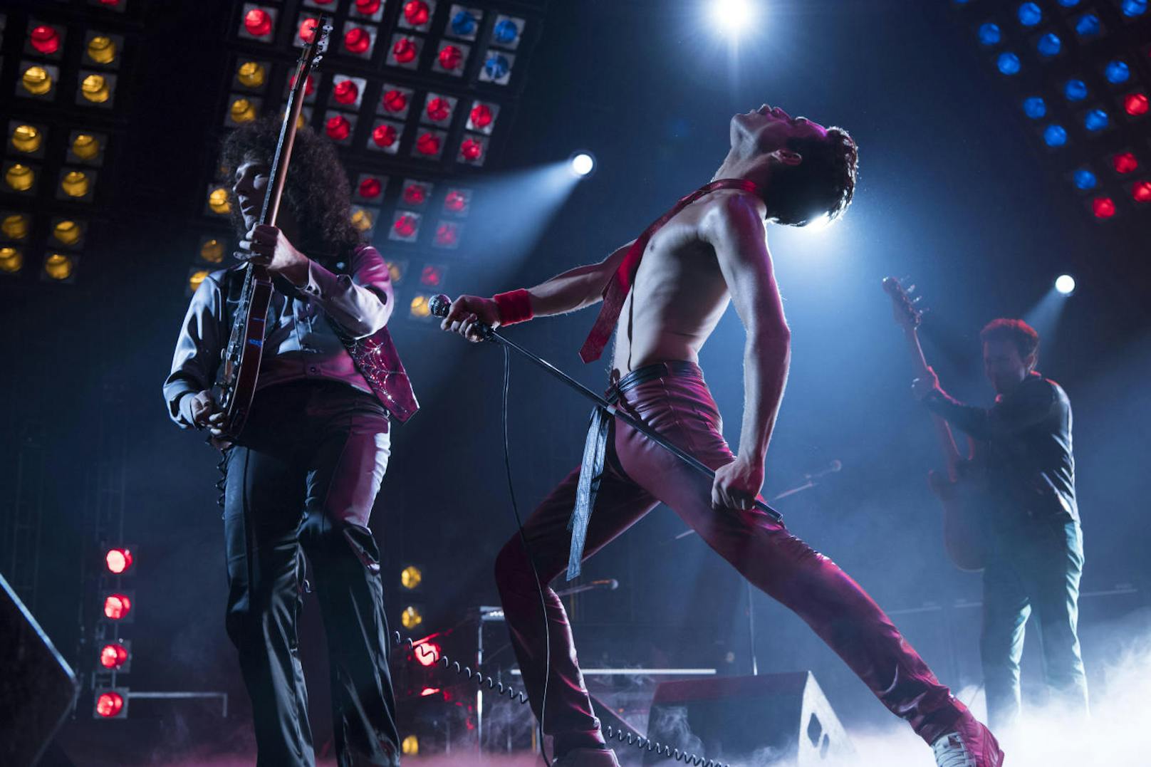It's a Kind of Magic: Brian May (Gwilym Lee, li.) und Showman Freddie Mercury (Rami Malek) auf der Bühne