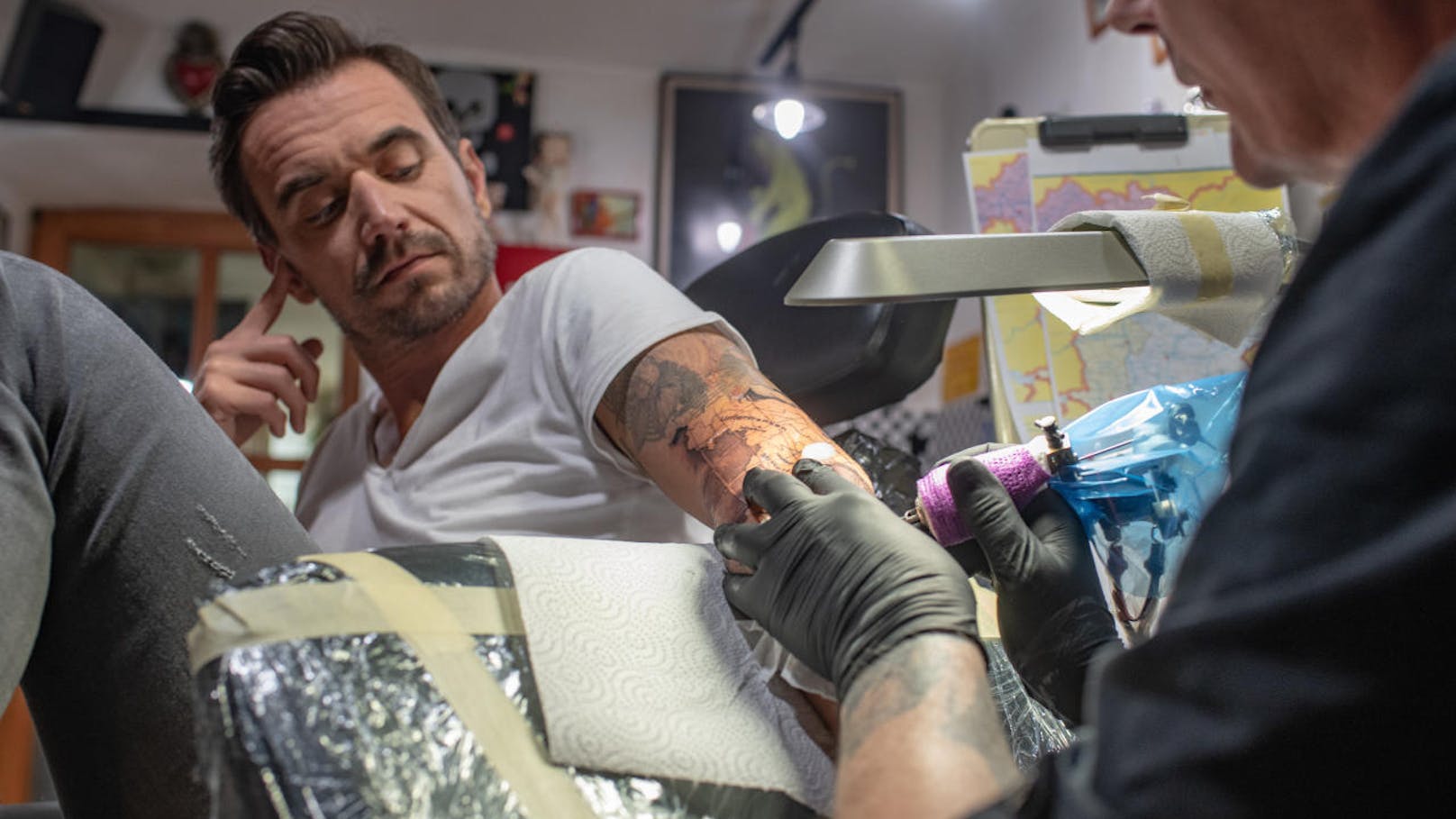 Florian Silbereisen lässt sich ein neues Tattoo stechen: Die Karte von Bayern und einen Kompass