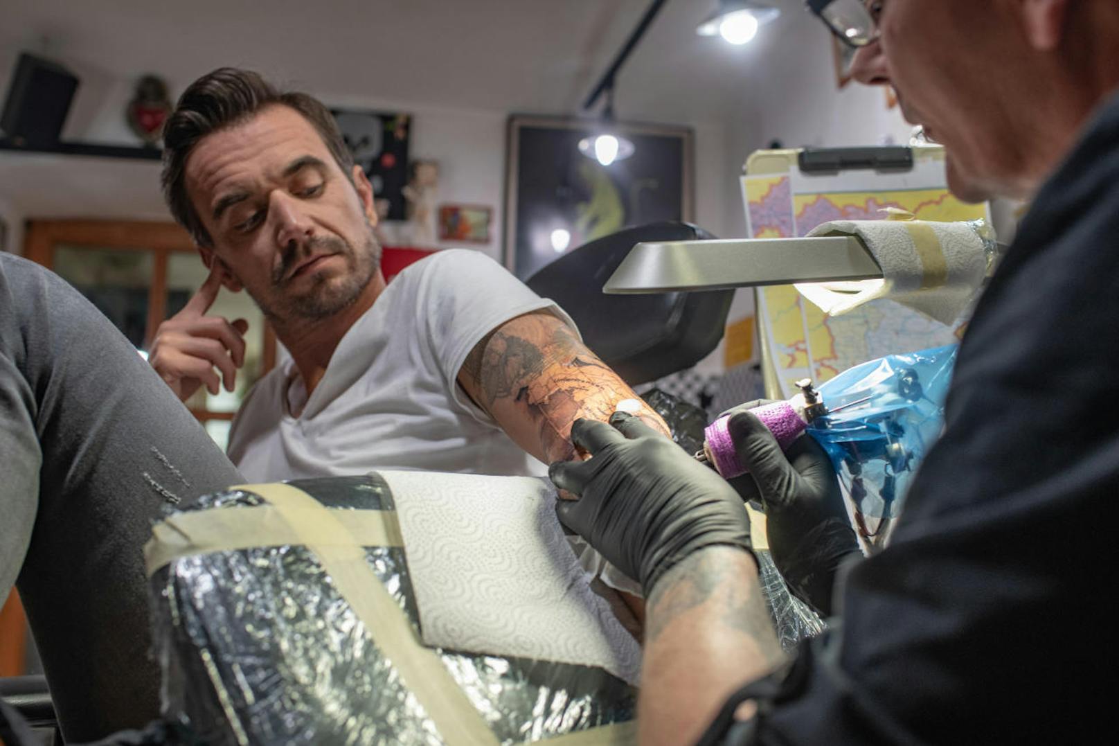 Florian Silbereisen lässt sich ein neues Tattoo stechen: Die Karte von Bayern und einen Kompass