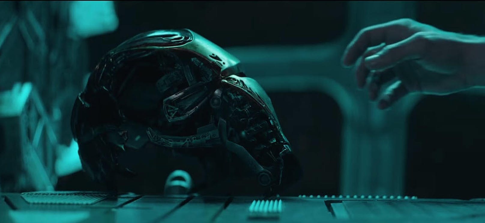 Der düstere Beginn des "Endgame"-Trailers ist Avengers-Boss Tony Stark aka Iron Man (Robert Downey Jr.) gewidmet. Mit seinem Helm nimmt ...