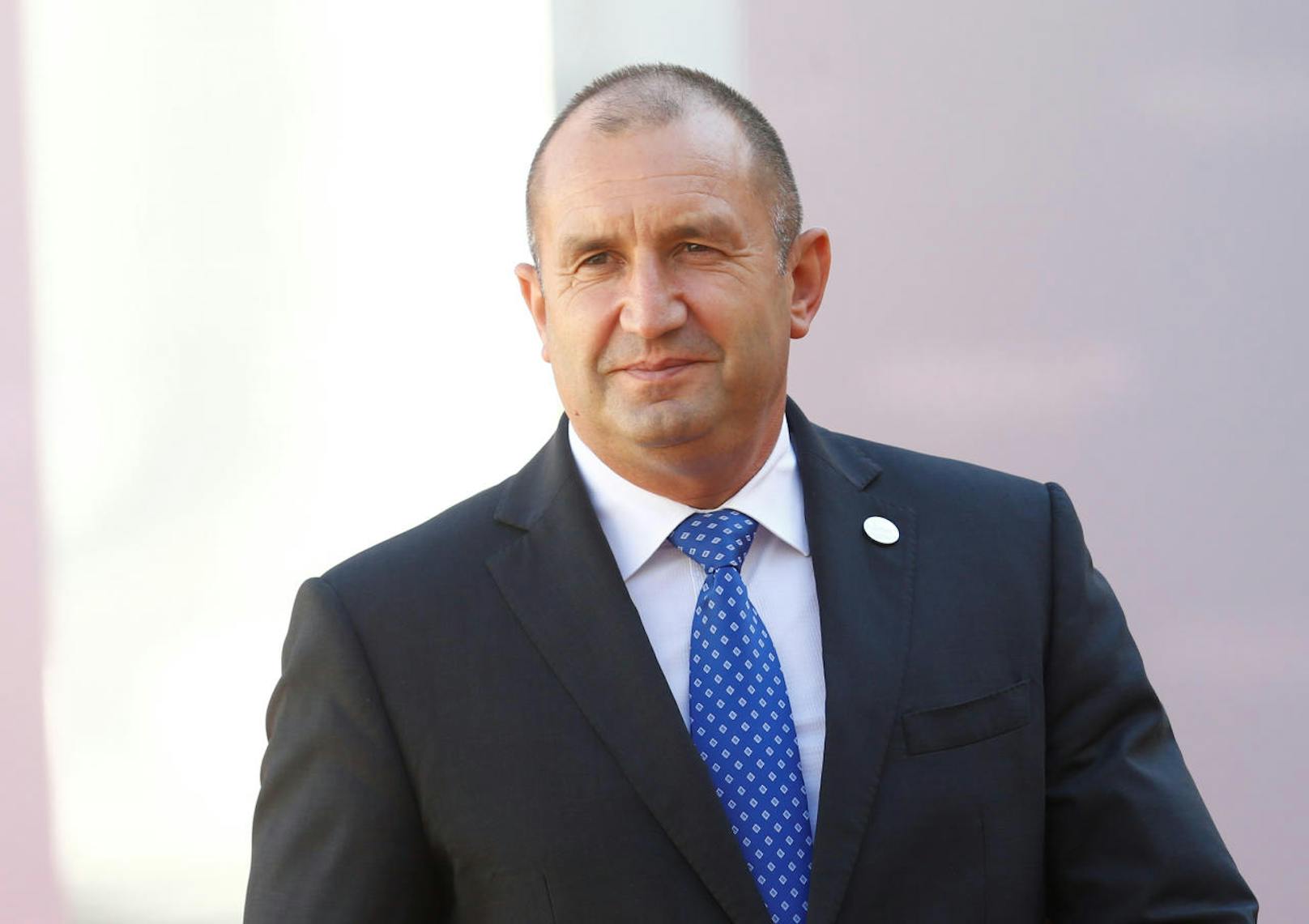 <b>Platz 36: Bulgarien</b>
Der bulgarische Präsident Rumen Radev bekommt <b>57.000 Euro</b> pro Jahr gezahlt. Die bulgarische Bevölkerung verdient jährlich im Schnitt 17.800 Euro