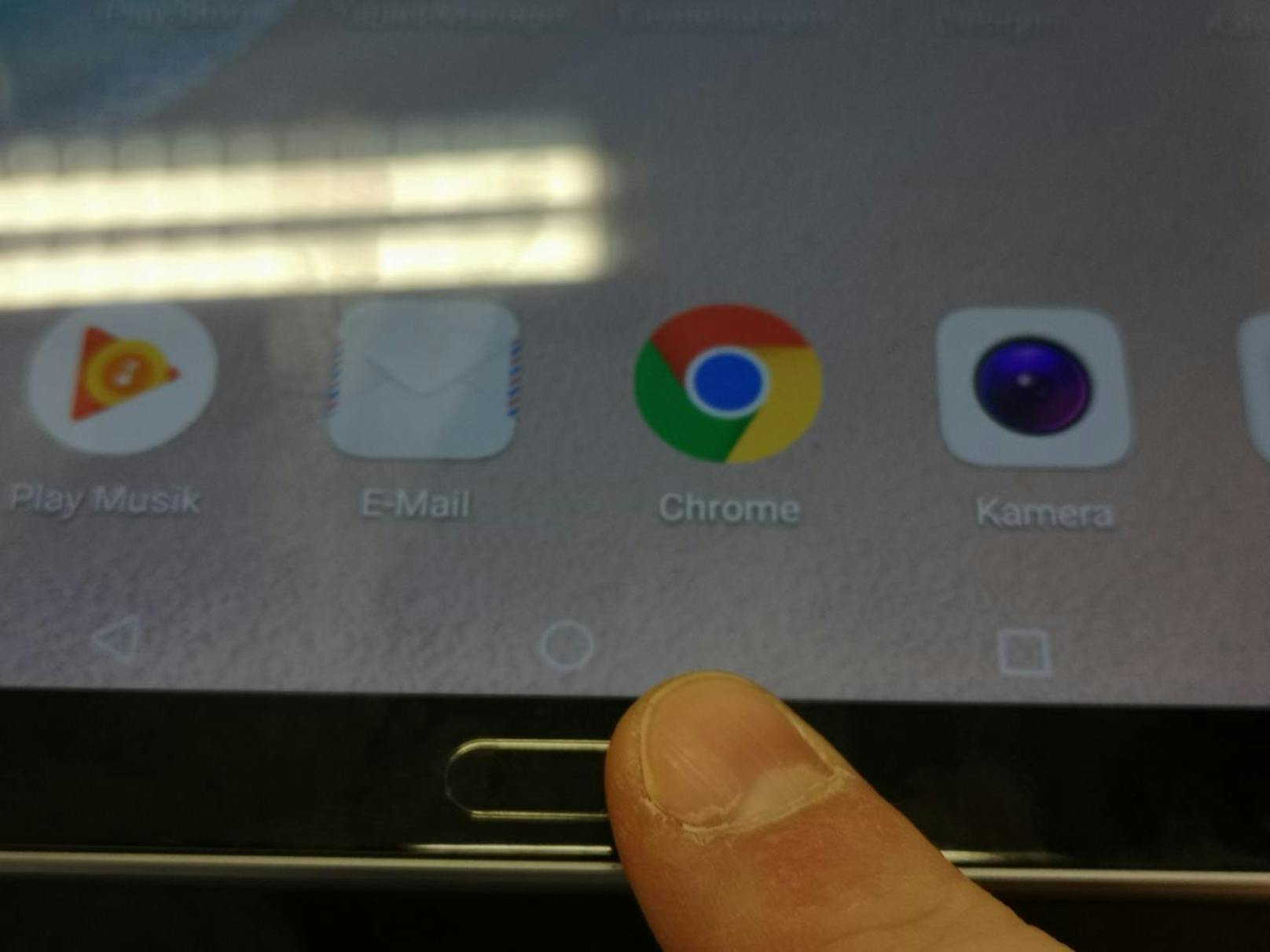 Auch kann der am rechten Bildschirmrand angebrachte Fingerabdrucksensor zur Navigation am Tablet genutzt werden.