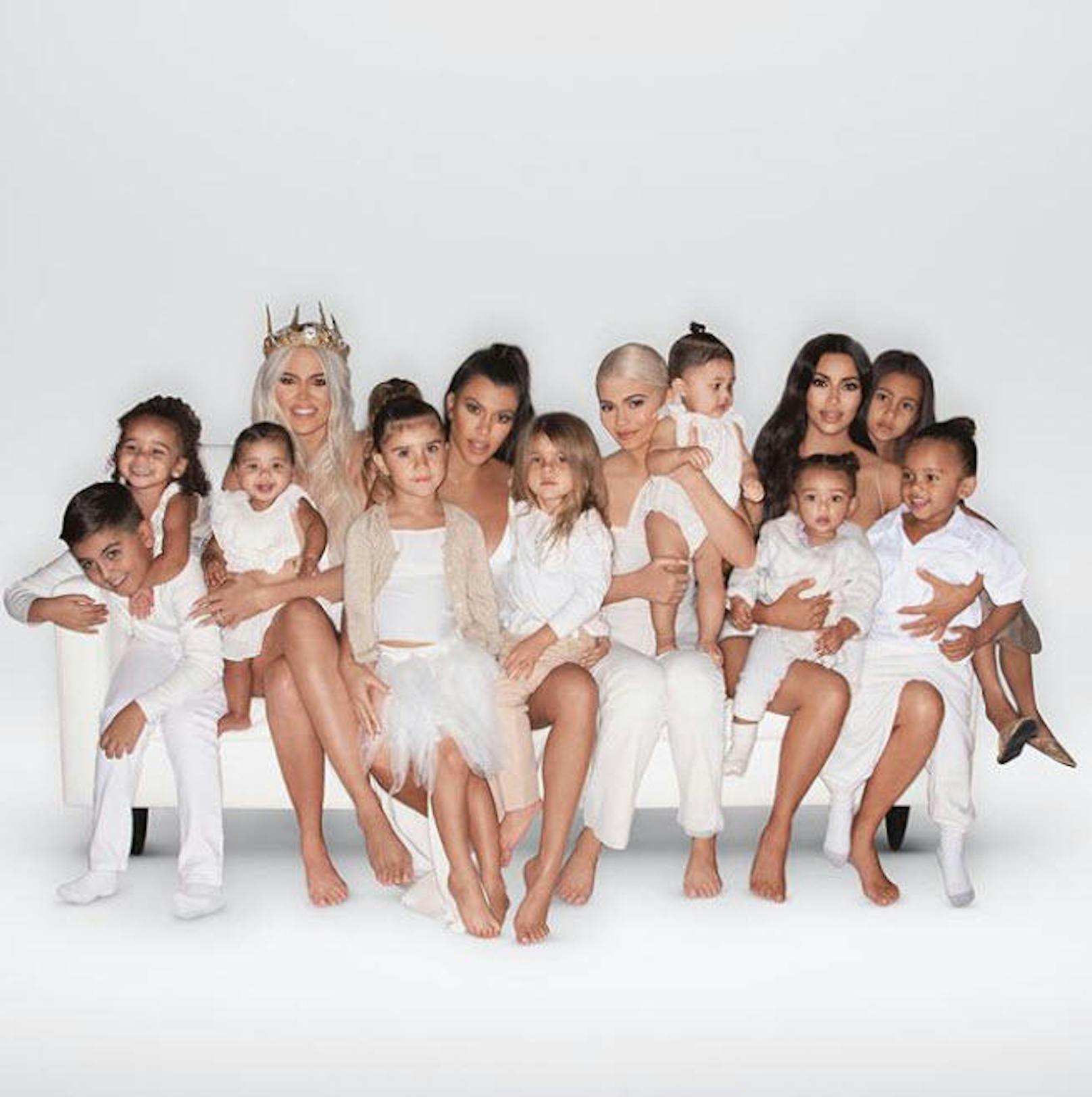 25.12.2018: Die Kardashian/Jenner-Schwestern versammelten sich mit all ihren Kindern für eine Weihnachtskarte. Nur Kendall Jenner (die als einzige noch keinen Nachwuchs hat) fehlt auf dem Bild. 