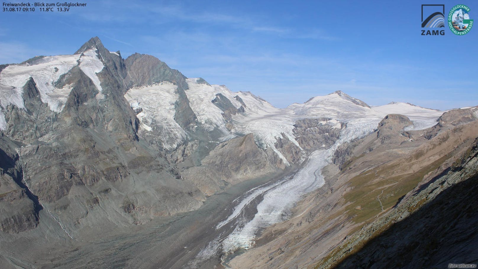 Österreichs größter Gletscher zerfällt: Die Pasterze am 31. August 2017. Im Bereich der Gletscherzunge im Vordergrund schmolz die Eisdicke in nur vier Monaten um fünf bis zehn Meter. Wo das Eis mit Schutt bedeckt ist, schmilzt weniger, da der Schutt die Strahlung abschattet.
