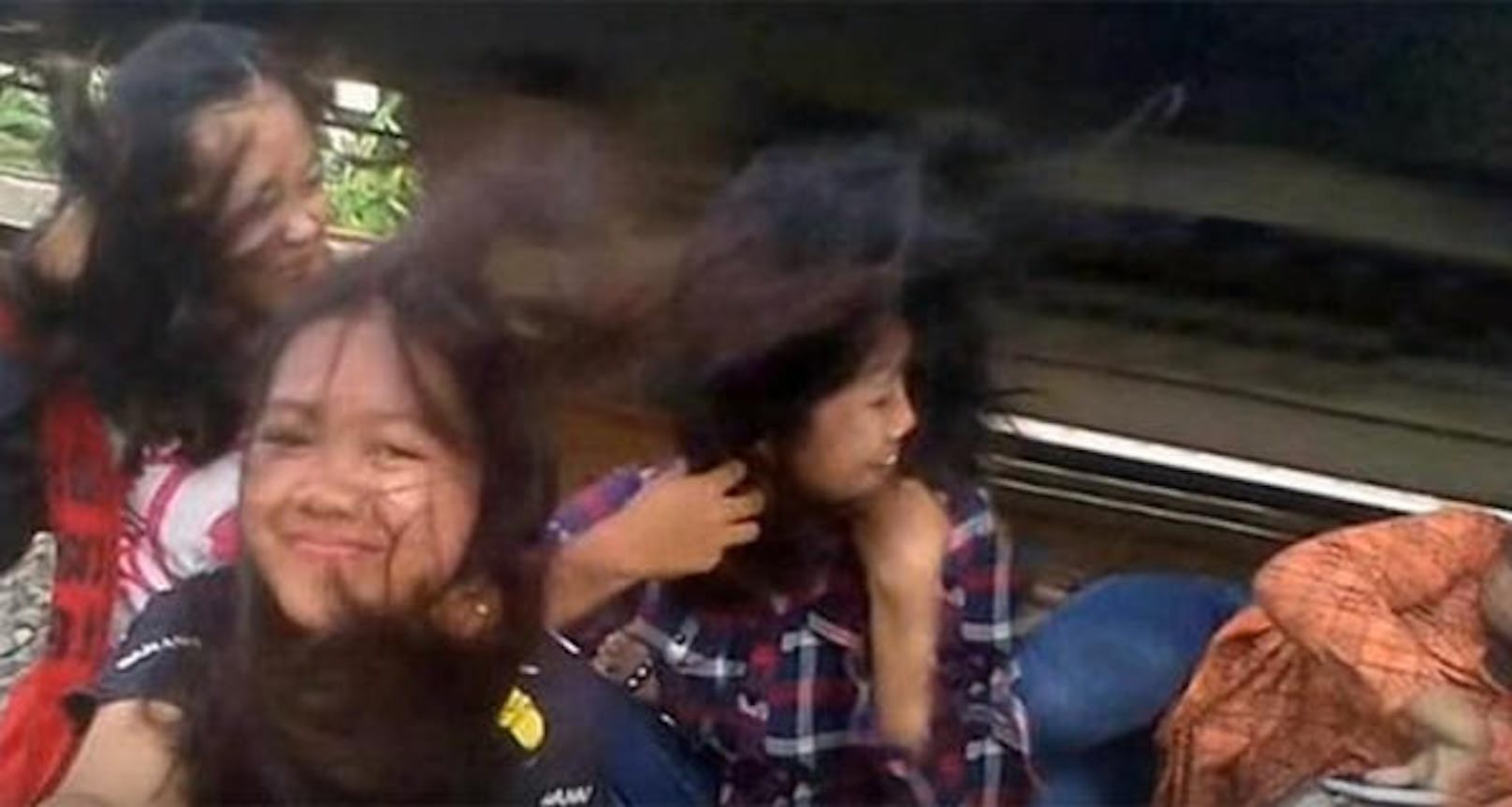 Bei diesem Foto ist das Unglück bereits passiert! Während ihre Freundinnen noch lächeln, wurde Ely H. von dem Zug erfasst und mitgerissen