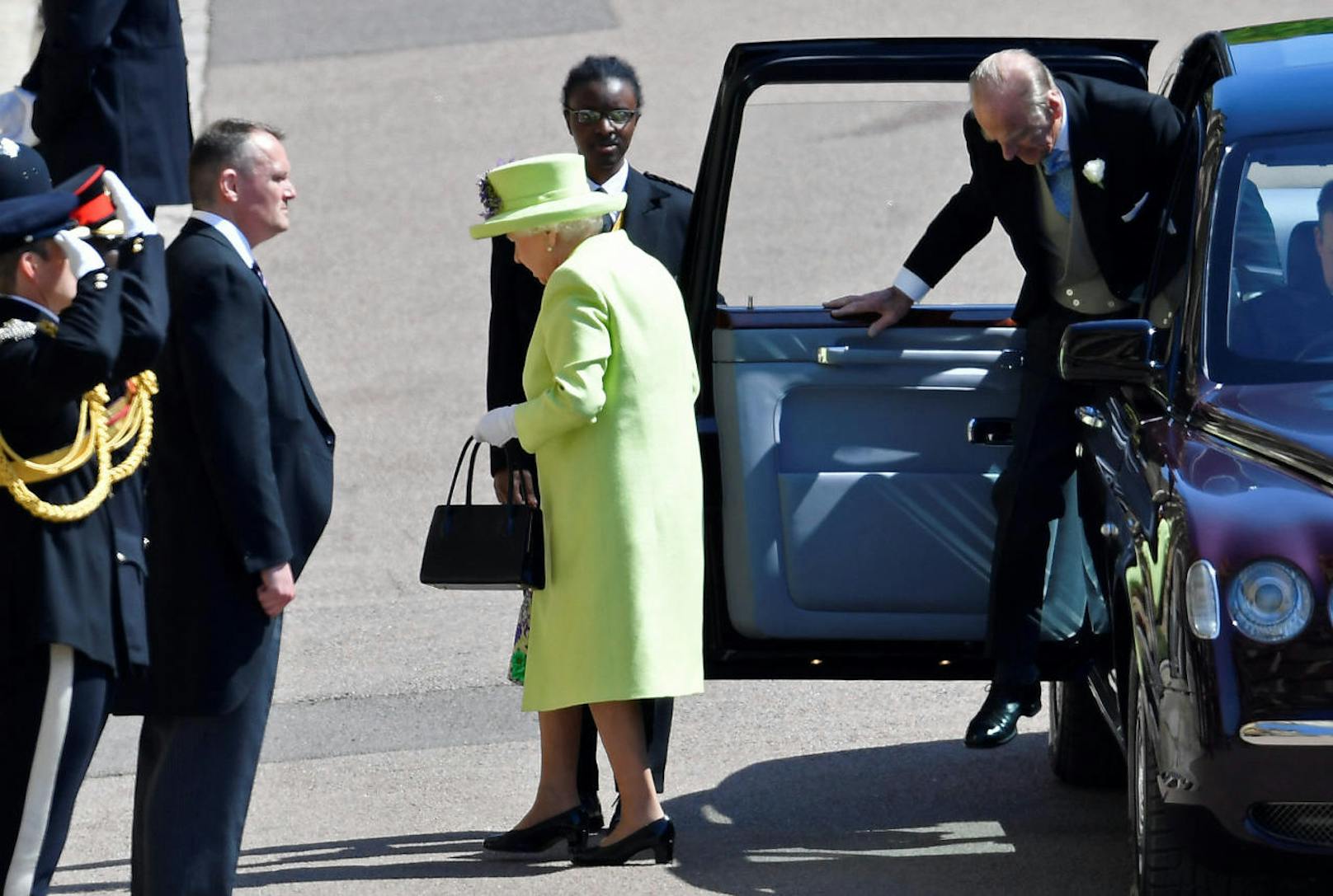 ... muss erst noch die Queen ankommen. Sie ist der letzte Gast, der vor der Braut die Kirche betritt.