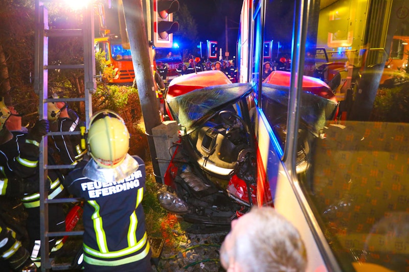 Unglaubliches Glück hatten die Insassen dieses Pkw, der zwischen einem Masten und der Lokalbahn eingeklemmt wurde: Sie wurden nur leicht verletzt. 
