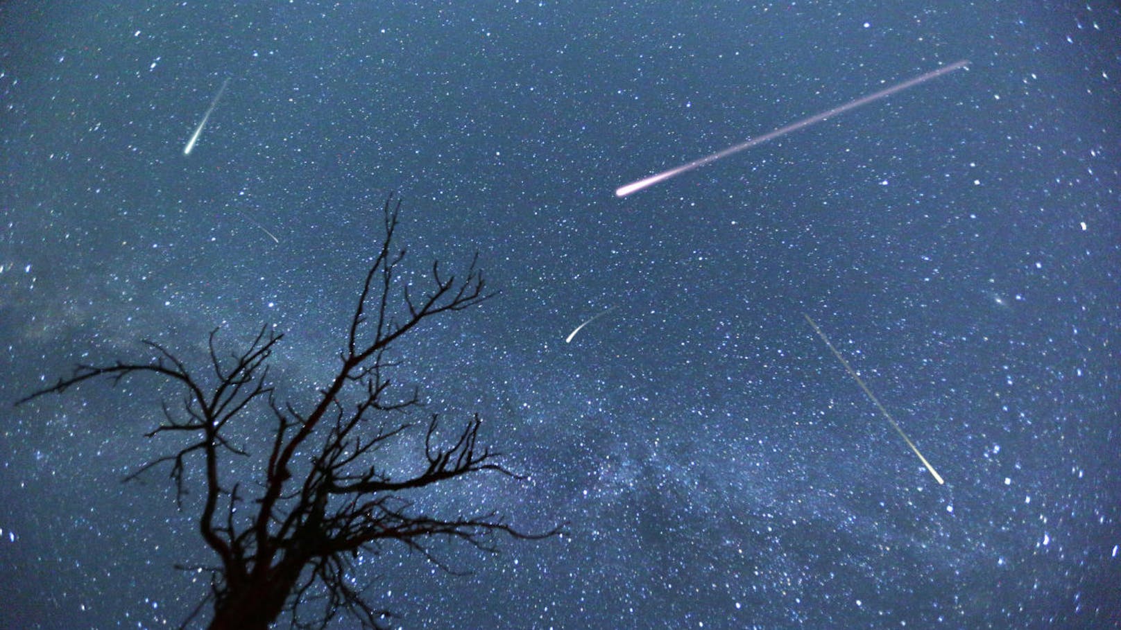 Es handelt sich bei dem Meteorstrom um Staub und Trümmer des Asteroiden Phaethon, der bei seiner Bahn um die Sonne langsam zerbröselt. Jedes Jahr passiert die Erde Mitte Dezember seine Spur.