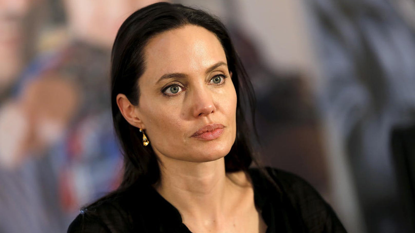 <strong>Angelina Jolies </strong>Stimmung kippt: Der Romantik-Urlaub von Brad Pitt und Nicole Poturalski passt ihr gar nicht.