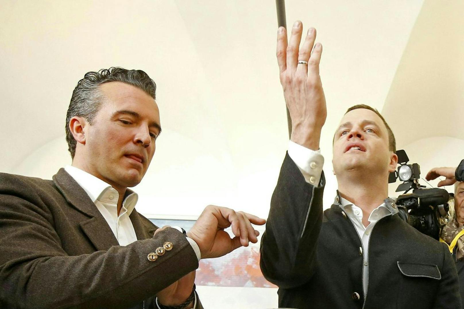 FPÖ-Spitzenkandidat Gernot Darmann (l.) und FPÖ-Parlaments-Klubobmann Johann Gudenus in Klagenfurt am Sonntag, 4. März 2018, anlässlich der Kärntner Landtagswahl.