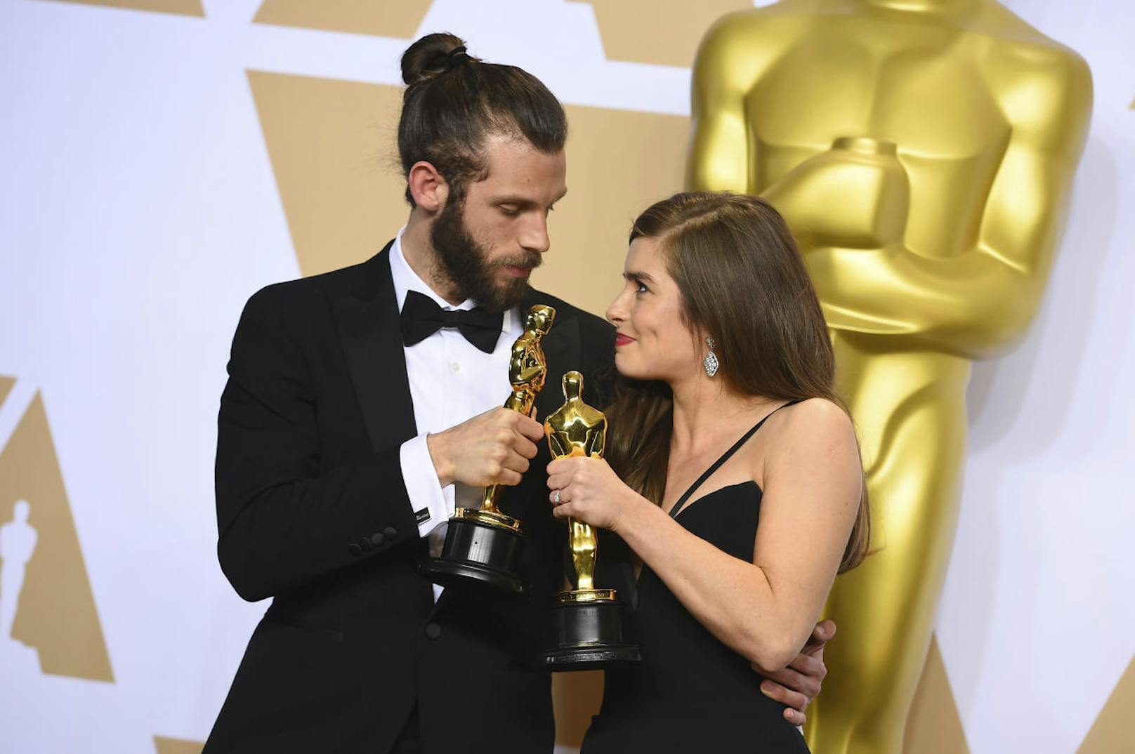 <b>Bester Kurzfilm:</b> Chris Overton (l.) und Rachel Shenton dürfen sich für<b> "The Silent Child"</b> über einen Oscar freuen.